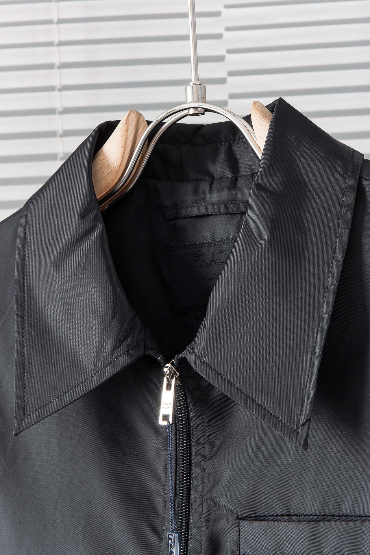 New#️PRADA普拉达24FW新款Re-Nylon再生尼龙衬衫领夹克外套！直裁衣袖双头拉链开合直裁下