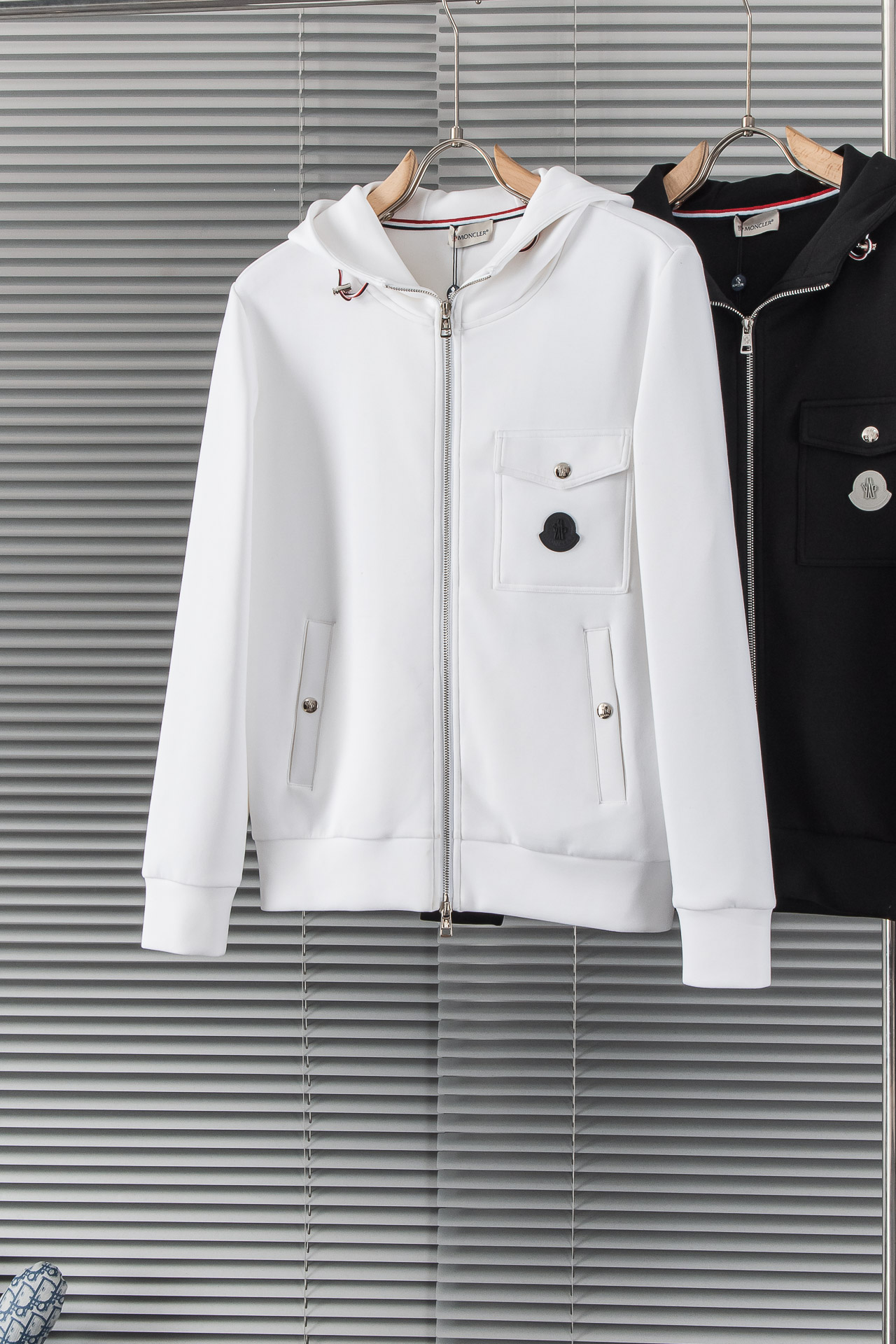 NO:520209,New# 2 MONC** LER hooded 2025//Hotted casual space cotton jacket jacket# Main material: cotton, polyester fiber, spandex blend, hem splicing is made of cotton fiber, autumn warmth performance bonus points. Hat drawstring, chest brand elements, hot products continue new work. Size M-3XL, Moncler, jackets & coats, jackets & coats, hats, alexander wang19860909New# 2 MONC** LER蒙口 2025//连帽休闲太空棉夹克外套# 主料:棉、聚酯纤维、氨纶混纺,下摆拼接采用棉质纤维,秋季保暖性能加分.戴帽抽绳,胸前品牌元素,爆款延续新作. 尺码M-3XL,,Moncler,jackets & coats,jackets & coats,hats,alexander wang,Men's clothing