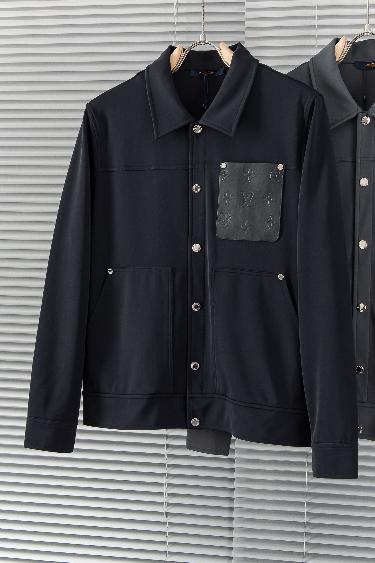 New# 。L/V 驴牌 2025//新款密织棉布休闲翻领夹克外套#经典皮质胸袋时尚衬衫式夹克外套！面料