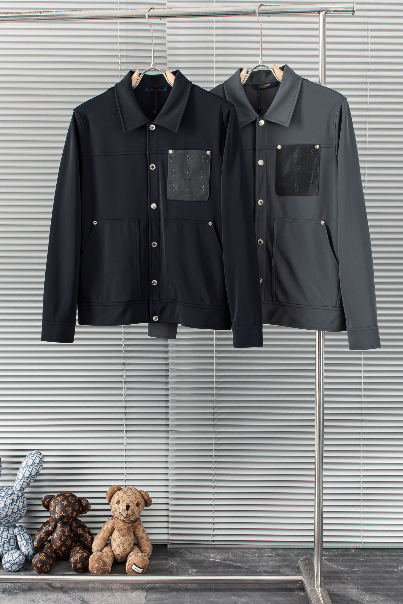 New# 。L/V 驴牌 2025//新款密织棉布休闲翻领夹克外套#经典皮质胸袋时尚衬衫式夹克外套！面料