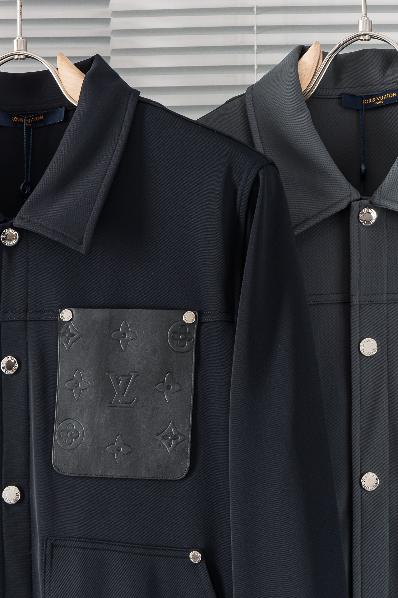 New# 。L/V 驴牌 2025//新款密织棉布休闲翻领夹克外套#经典皮质胸袋时尚衬衫式夹克外套！面料