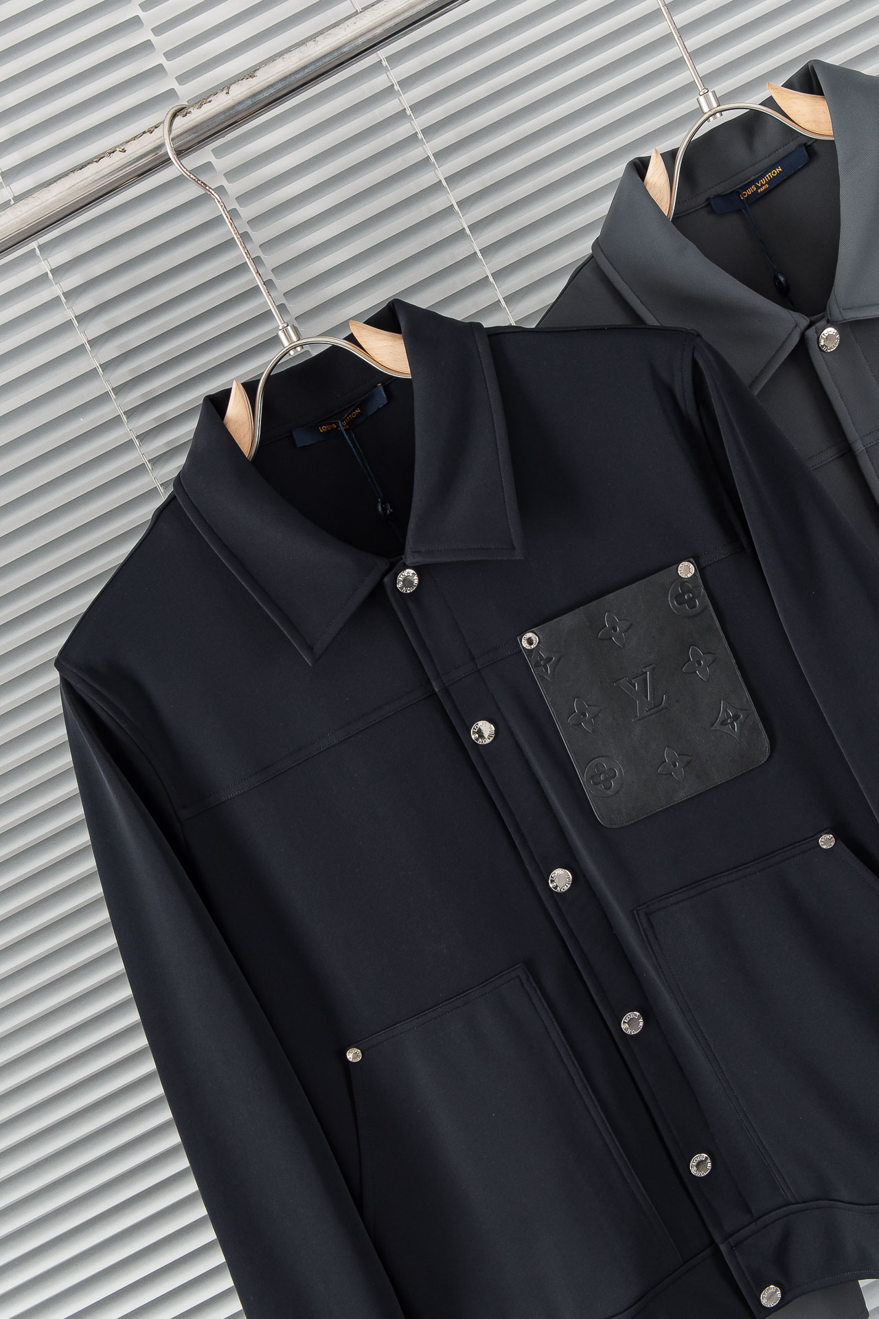 New# 。L/V 驴牌 2025//新款密织棉布休闲翻领夹克外套#经典皮质胸袋时尚衬衫式夹克外套！面料