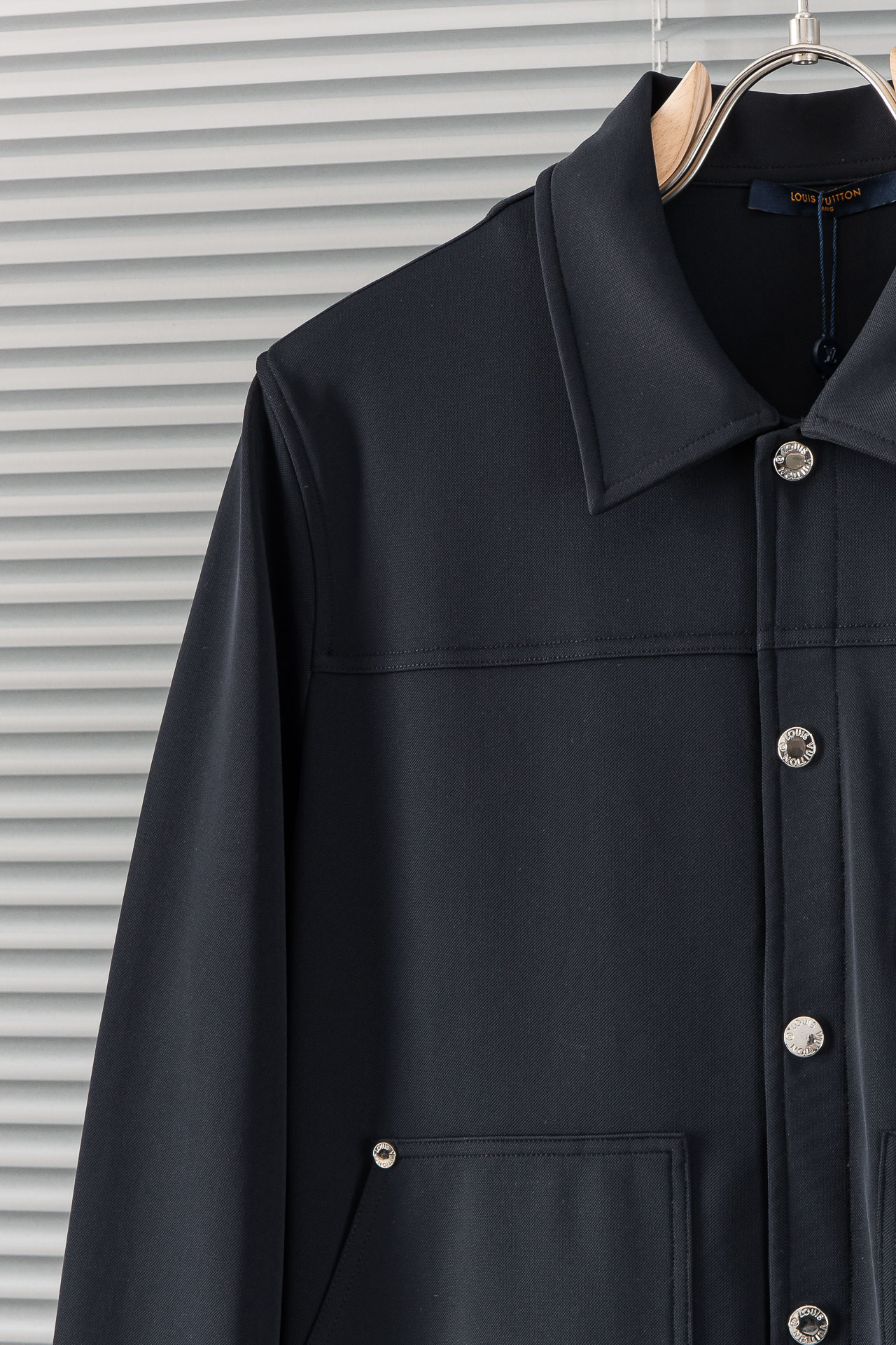 New# 。L/V 驴牌 2025//新款密织棉布休闲翻领夹克外套#经典皮质胸袋时尚衬衫式夹克外套！面料