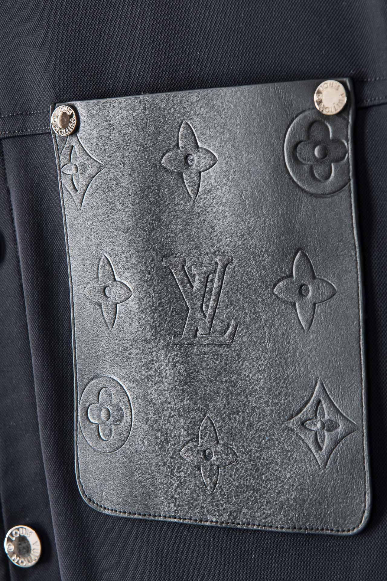 New# 。L/V 驴牌 2025//新款密织棉布休闲翻领夹克外套#经典皮质胸袋时尚衬衫式夹克外套！面料