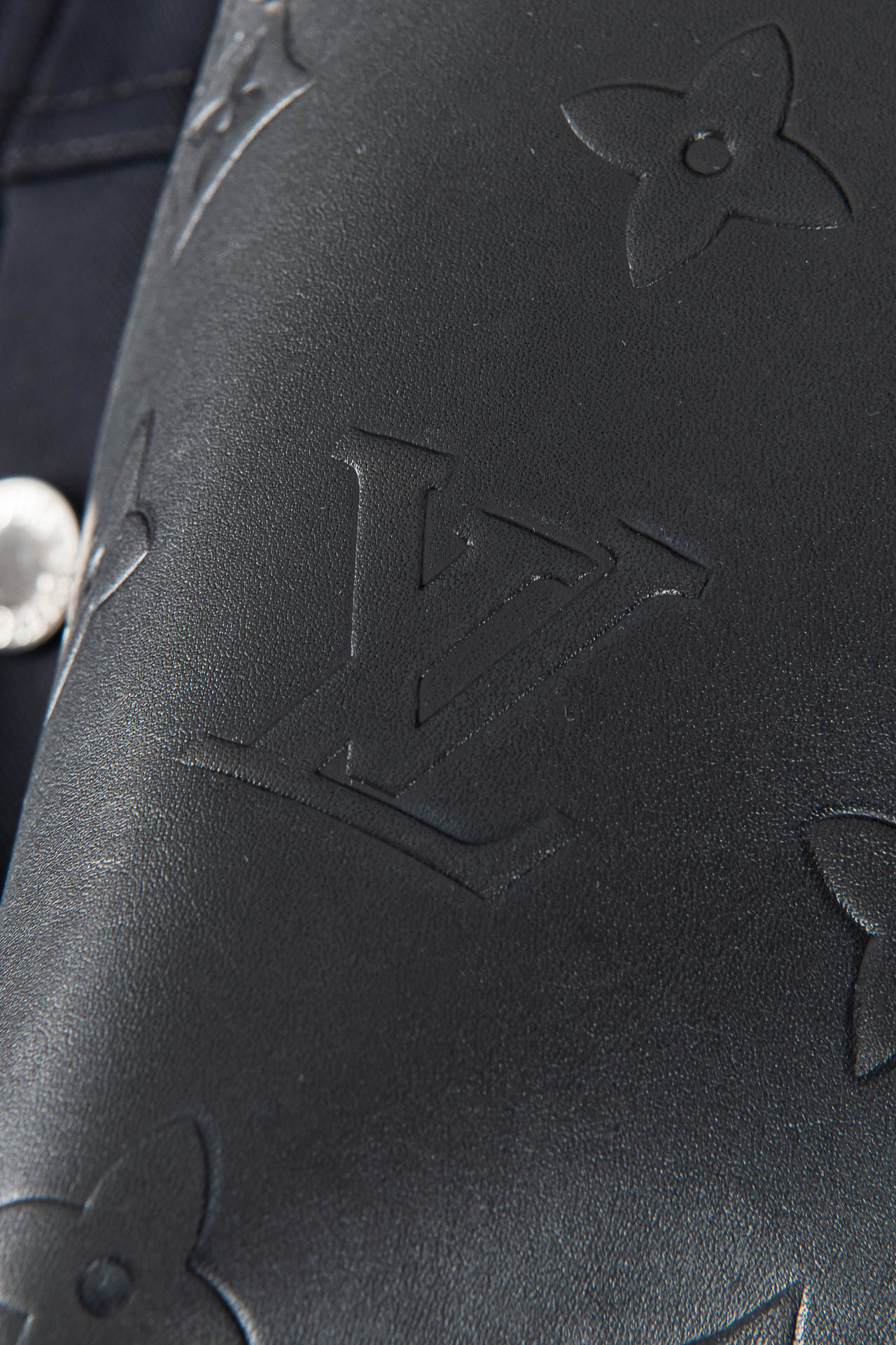 New# 。L/V 驴牌 2025//新款密织棉布休闲翻领夹克外套#经典皮质胸袋时尚衬衫式夹克外套！面料