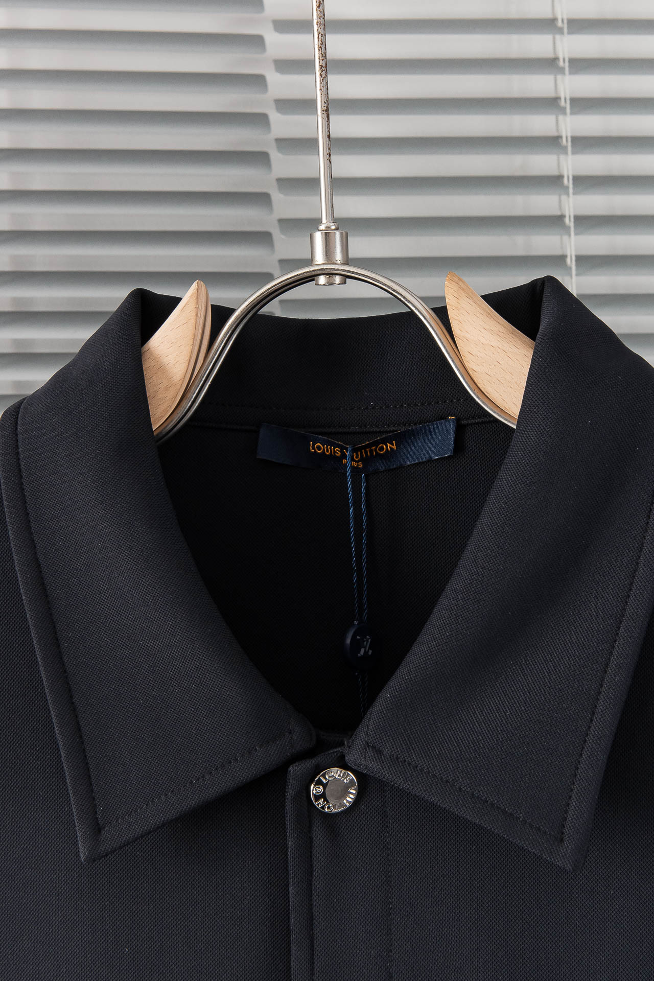 New# 。L/V 驴牌 2025//新款密织棉布休闲翻领夹克外套#经典皮质胸袋时尚衬衫式夹克外套！面料