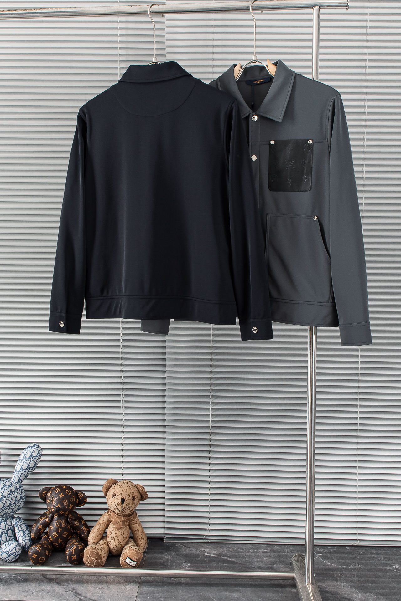 New# 。L/V 驴牌 2025//新款密织棉布休闲翻领夹克外套#经典皮质胸袋时尚衬衫式夹克外套！面料