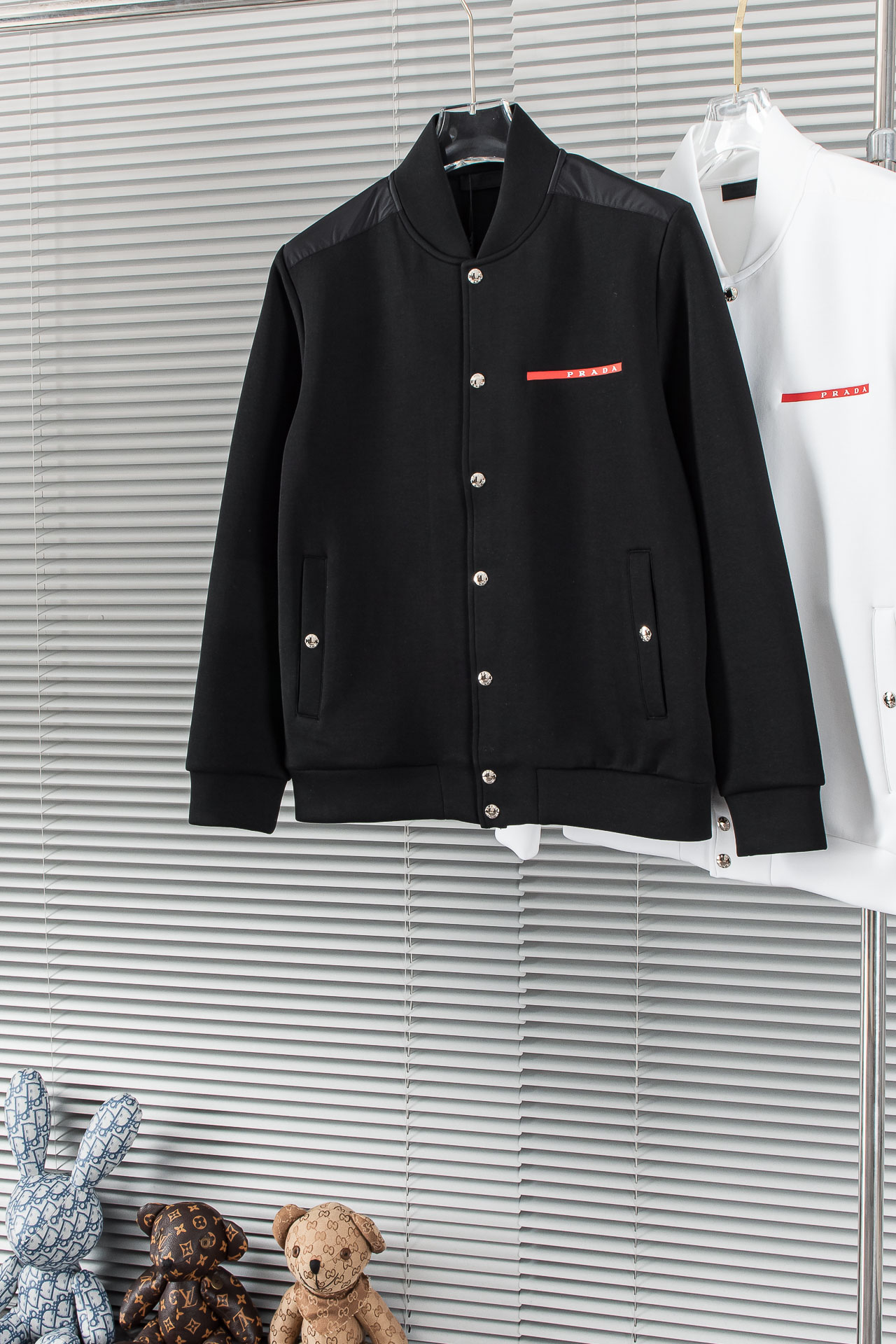 NO:520211,New# 2 PR** ADA 2025//Hotted casual space cotton jacket jacket# Fabric: cotton polyester fiber spandex blend, hem splicing is made of cotton fiber, autumn warmth performance bonus points. The brand elements on the chest, the hot product continues the new work. Size M-3XL,, jackets & coats, jackets & coats,hats,alexander wang19860909New# 2 PR** ADA普*达 2025//连帽休闲太空棉夹克外套# 面料:棉聚酯纤维氨纶混纺,下摆拼接采用棉质纤维,秋季保暖性能加分.胸前品牌元素,爆款延续新作. 尺码M-3XL,,jackets & coats,jackets & coats,hats,alexander wang,Men's clothing