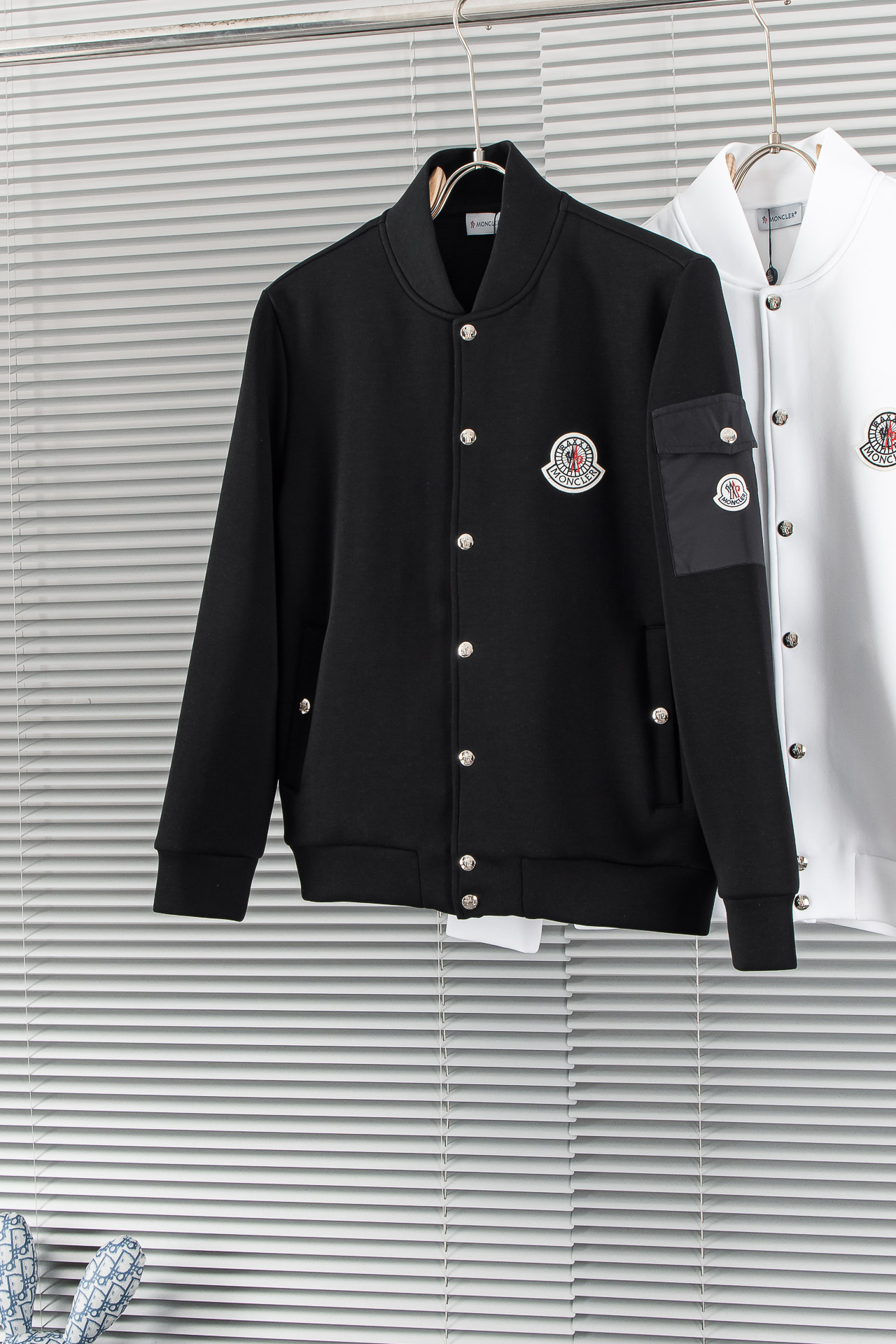 NO:520213,New# 2 MONC** LER hooded 2025//Hotted casual space cotton jacket jacket# Fabric: cotton polyester fiber spandex blend, hem splicing is made of cotton fiber, autumn warmth performance bonus points. The brand elements on the chest, the hot product continues the new work. Size M-3XL, Moncler, jackets & coats, jackets & coats, hats, alexander wang19860909New#  2 MONC** LER 蒙口2025//连帽休闲太空棉夹克外套# 面料:棉聚酯纤维氨纶混纺,下摆拼接采用棉质纤维,秋季保暖性能加分.胸前品牌元素,爆款延续新作. 尺码M-3XL,,Moncler,jackets & coats,jackets & coats,hats,alexander wang,Men's clothing