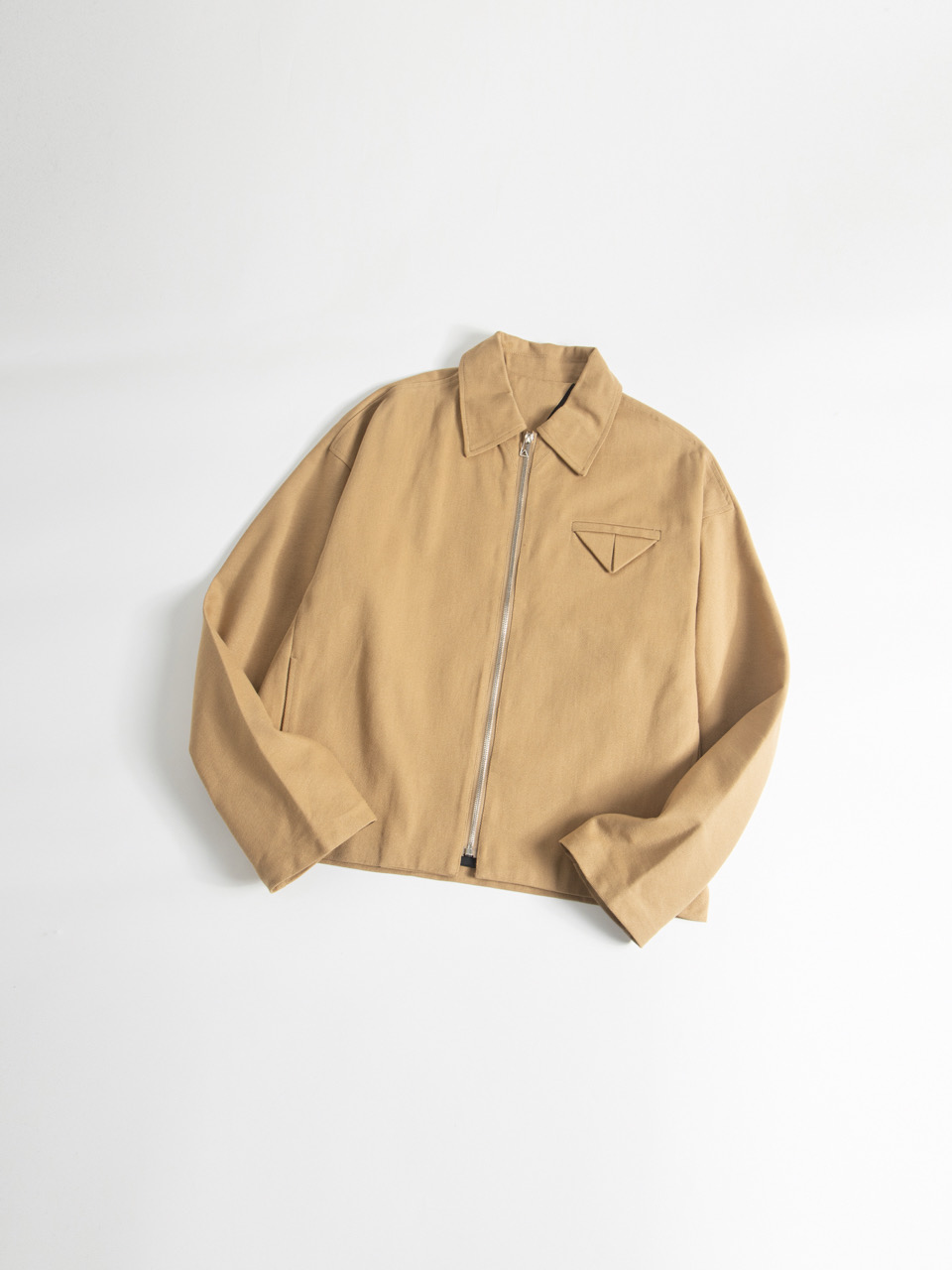 Modelo C2205 [Chaqueta con cremallera estilo BV, corta] Chaqueta pesada estilo vibe con bolsillo triangular, la misma c…