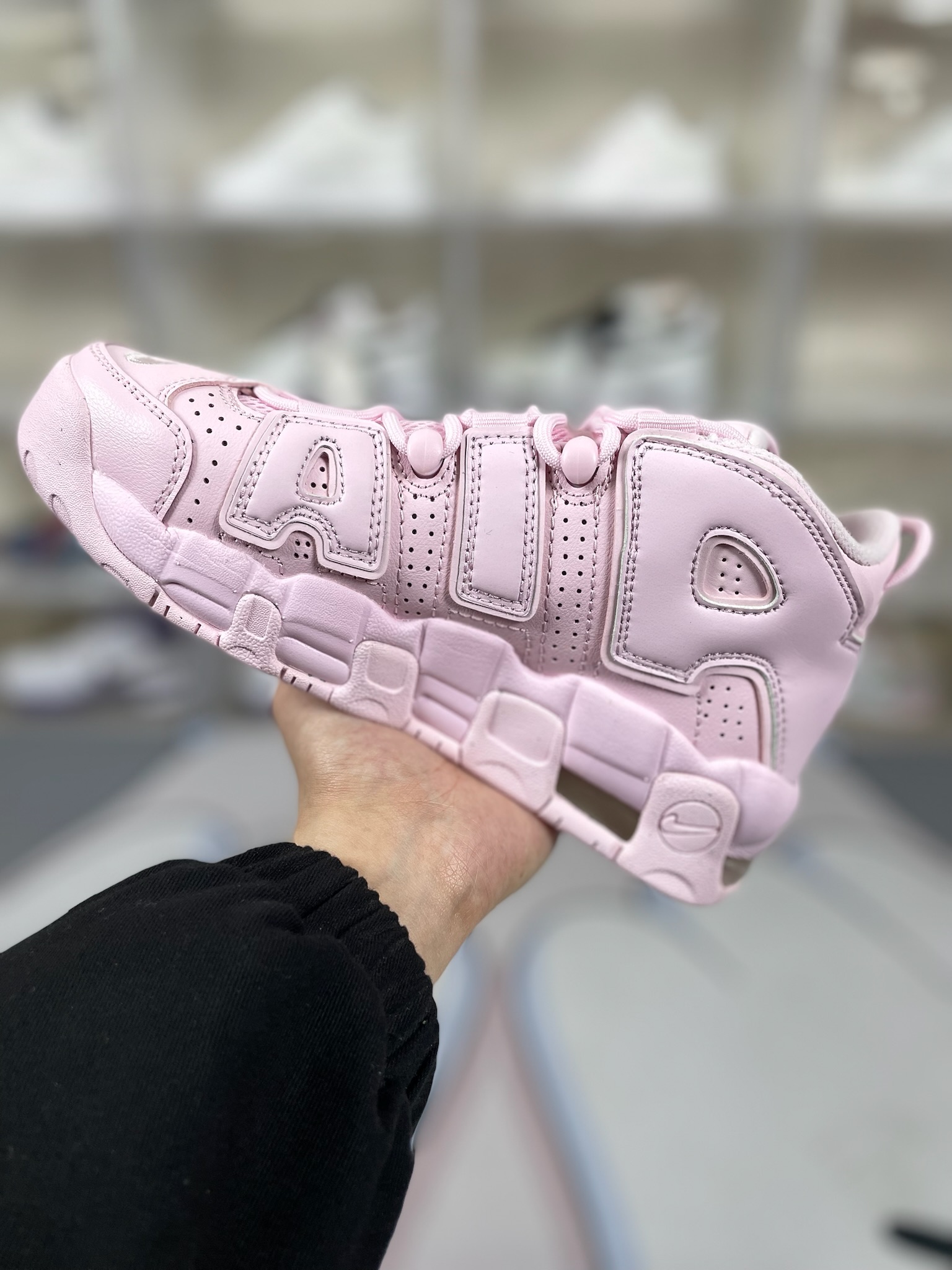 
▪️CK纯原-主流版本
Nike Air More Uptempo 防滑耐磨 低帮 复古篮球鞋 女款 粉色 皮蓬
▪️1996年，Nike以流行于街头的涂鸦文化为设计灵感，打造出了Nike Air More Uptempo，整体的设计风格夸张而充满魅力，厚实而充满质感的皮质鞋面两侧印刻了一对巨大的字母“AIR”，独特炫酷的外观惊艳无比，因此也被国内鞋迷称之为“大AIR”。Air More Uptempo也是Nike历史上首次搭载全掌Max Air气垫的篮球鞋，拥有强大的缓震性能，舒适的脚感更是毋庸置疑。Air More Uptempo因皮蓬上脚而被广大球迷所熟知，恰逢1996年芝加哥公牛72胜10负的逆天战绩与顺利捧杯，加之皮蓬在赛场上的完美表现，也为其增添了不少的光环。
▪️尺码：36-40（36 36.5 37.5 38 38.5 39 40）
▪️货号：DV1137-600