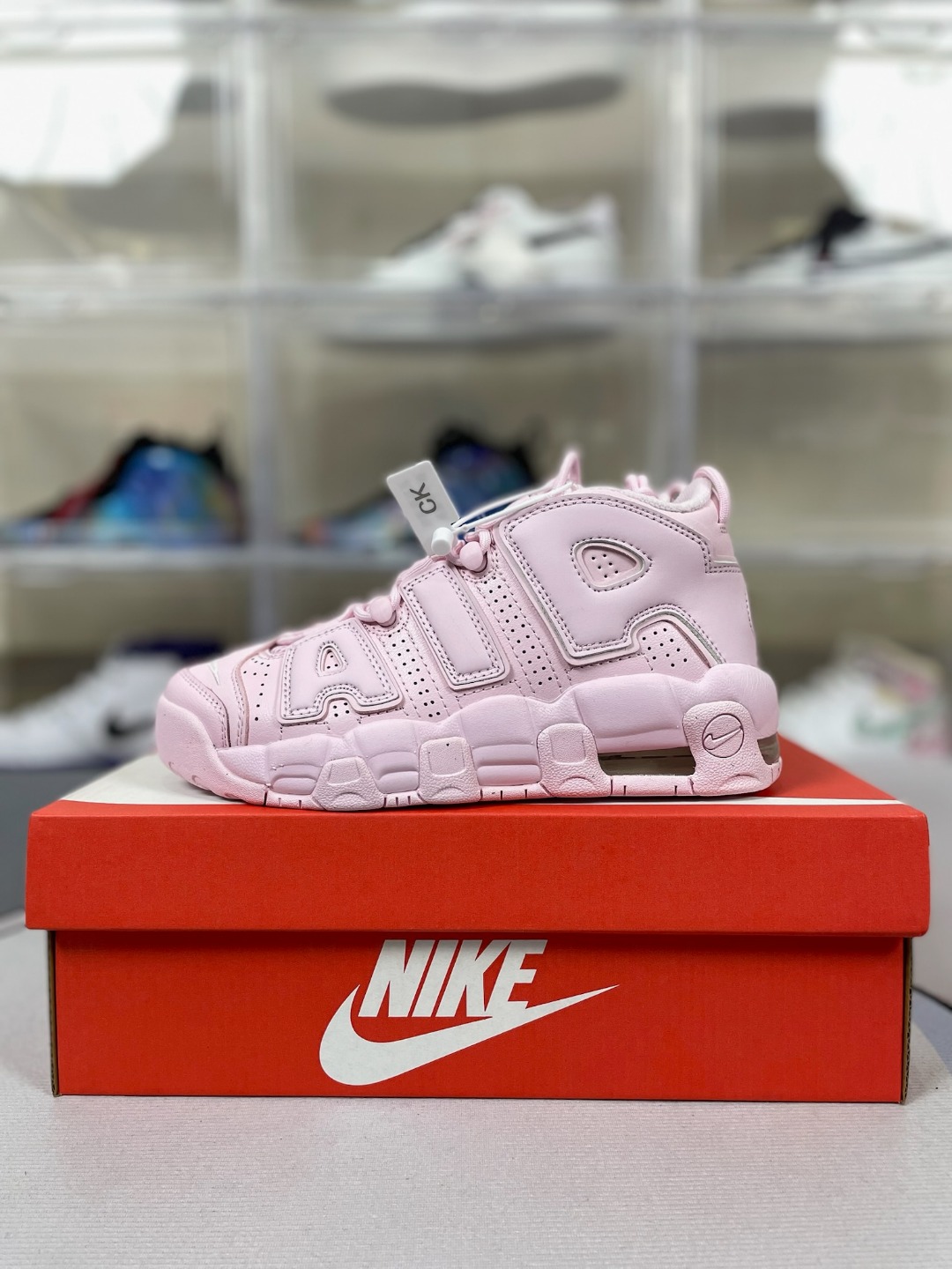 
▪️CK纯原-主流版本
Nike Air More Uptempo 防滑耐磨 低帮 复古篮球鞋 女款 粉色 皮蓬
▪️1996年，Nike以流行于街头的涂鸦文化为设计灵感，打造出了Nike Air More Uptempo，整体的设计风格夸张而充满魅力，厚实而充满质感的皮质鞋面两侧印刻了一对巨大的字母“AIR”，独特炫酷的外观惊艳无比，因此也被国内鞋迷称之为“大AIR”。Air More Uptempo也是Nike历史上首次搭载全掌Max Air气垫的篮球鞋，拥有强大的缓震性能，舒适的脚感更是毋庸置疑。Air More Uptempo因皮蓬上脚而被广大球迷所熟知，恰逢1996年芝加哥公牛72胜10负的逆天战绩与顺利捧杯，加之皮蓬在赛场上的完美表现，也为其增添了不少的光环。
▪️尺码：36-40（36 36.5 37.5 38 38.5 39 40）
▪️货号：DV1137-600