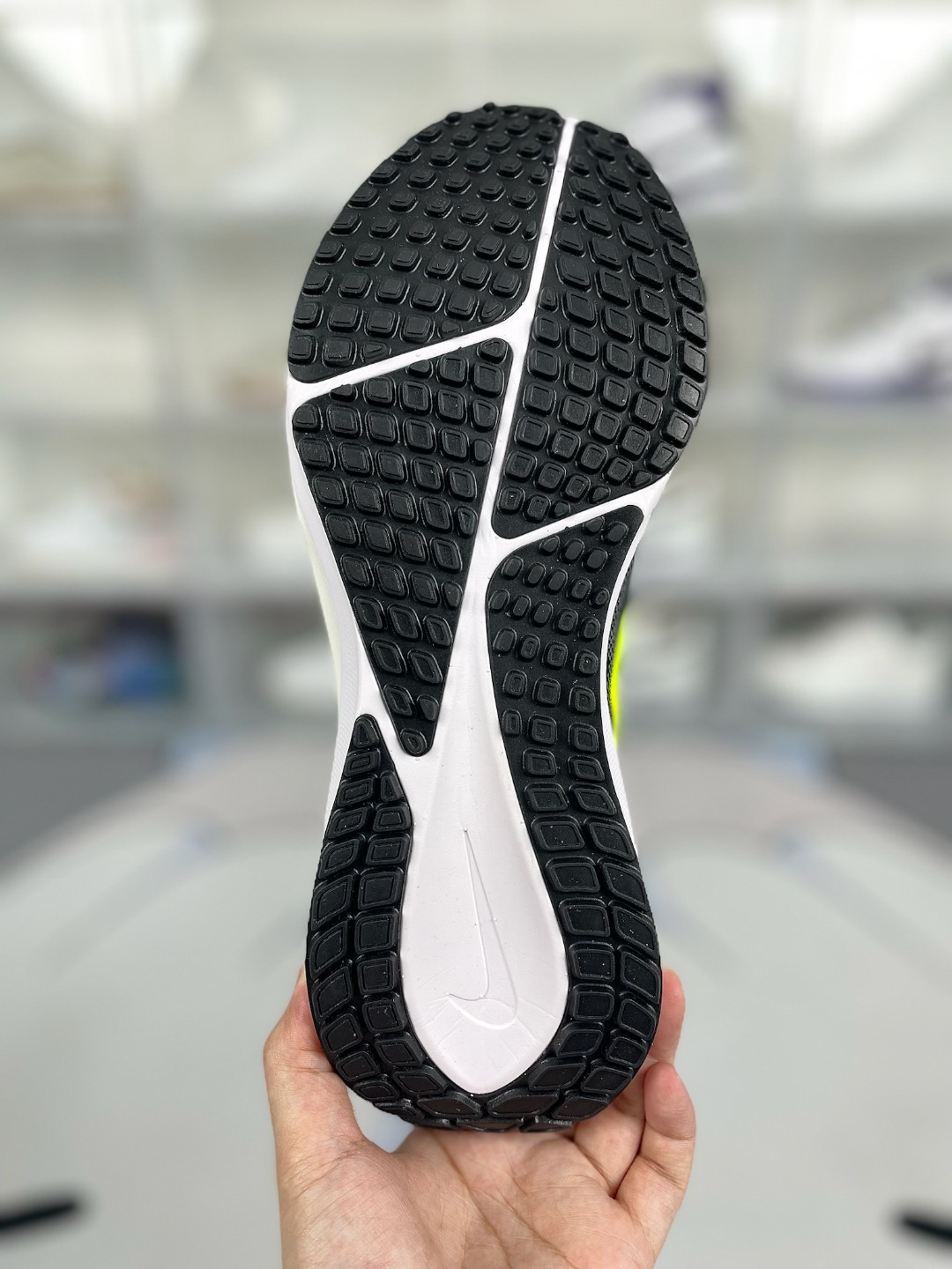 Nike Air Zoom Vomero 17 Running Shoes,Comfortable, Black/Yellow/White 6 o 1htd27fii1lrj1h2ru3k1fviej85