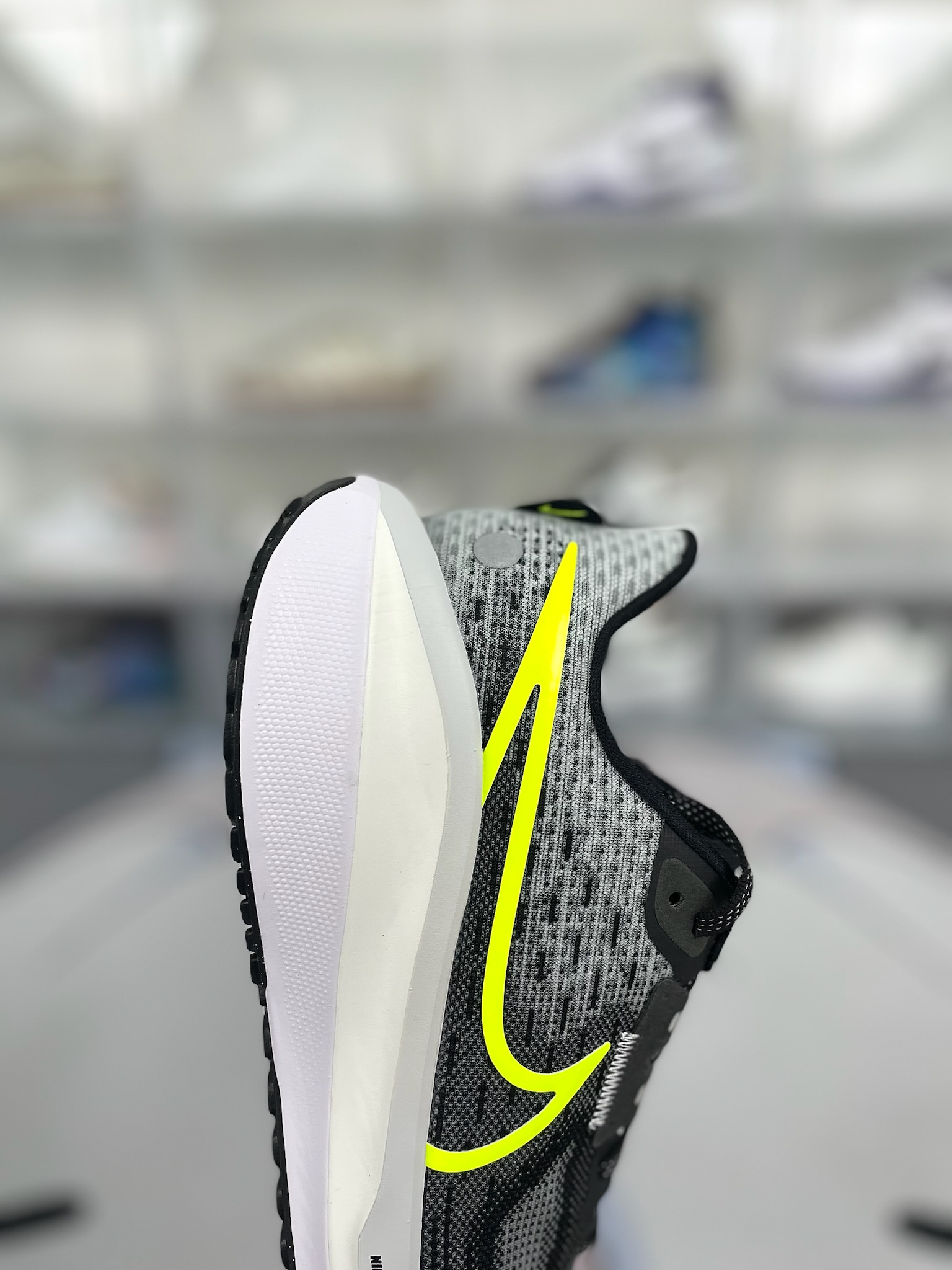 Nike Air Zoom Vomero 17 Running Shoes,Comfortable, Black/Yellow/White 7 o 1htd27fijq6d14qu9nc72p14h76