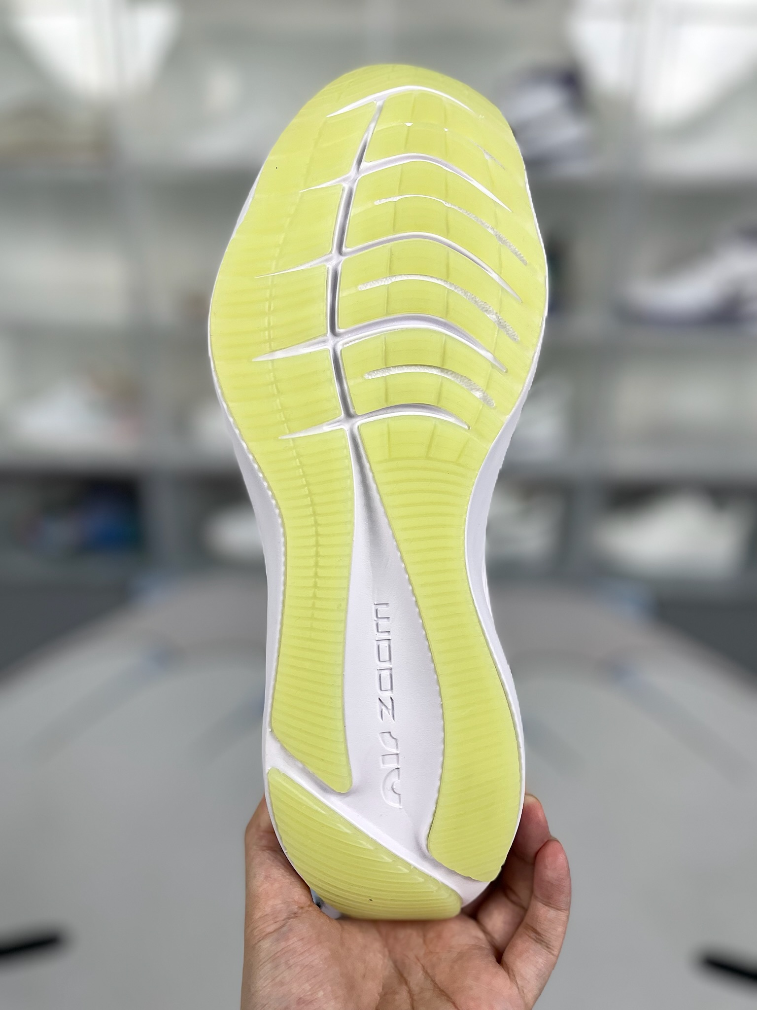 Nike Zoom Winflo 7 White/Green/Red Running Shoes - Cushioned, Breathable 6 o 1hvd7jrg09p93351hup120if0r4