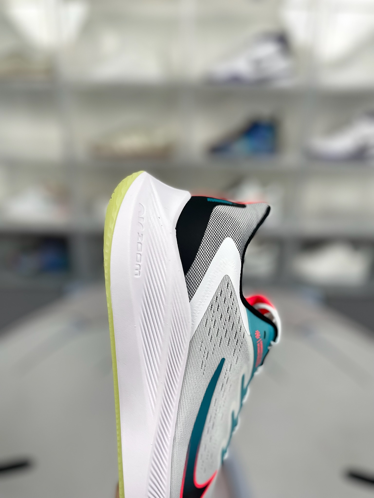 Nike Zoom Winflo 7 White/Green/Red Running Shoes - Cushioned, Breathable 7 o 1hvd7jrg0a00h831tsq143m54d5