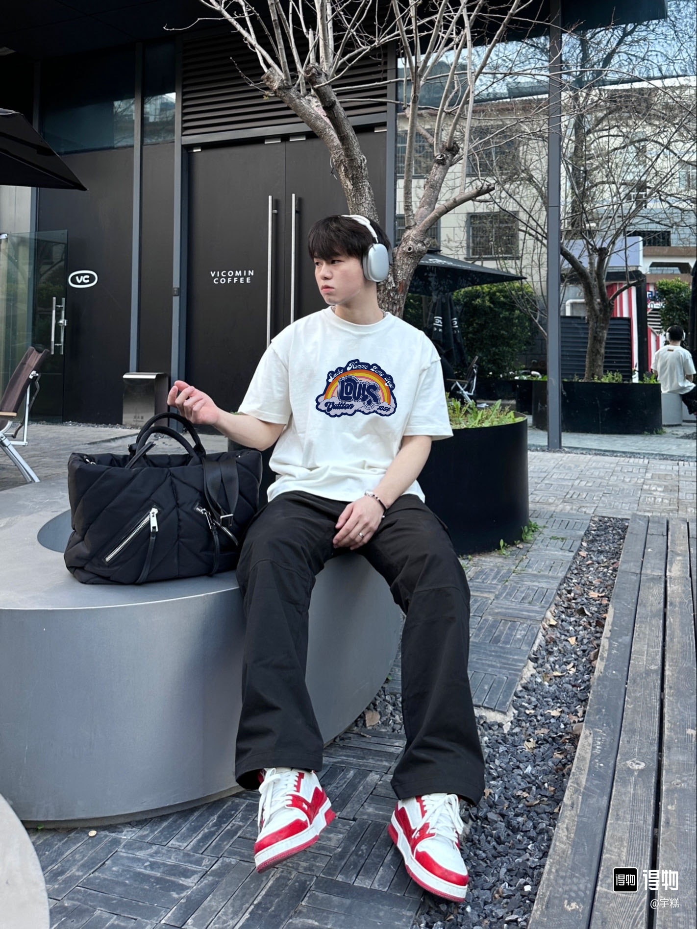 Louis Vuitton Rainbow-Logo Cotton Tee - Stylish & Comfortable 10 o 1i3la141mb6g11fg89fjen7ln3
