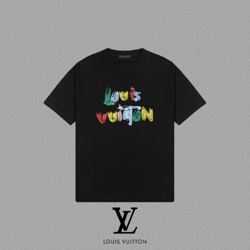 Louis Vuitton T-Shirt Imprimé Logo Coloré, Collection Printemps/Été 2025 1 Louis Vuitton T-Shirt Imprimé Logo Coloré, Collection Printemps/Été 2025