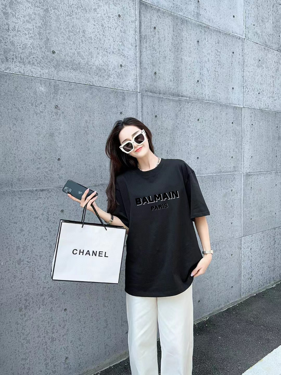 High-End Balmain Short Sleeve T-Shirts with Thickboard Letter Logo in Black and White - 图片 9