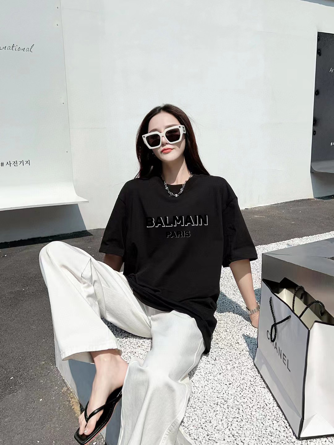High-End Balmain Short Sleeve T-Shirts with Thickboard Letter Logo in Black and White - 图片 8