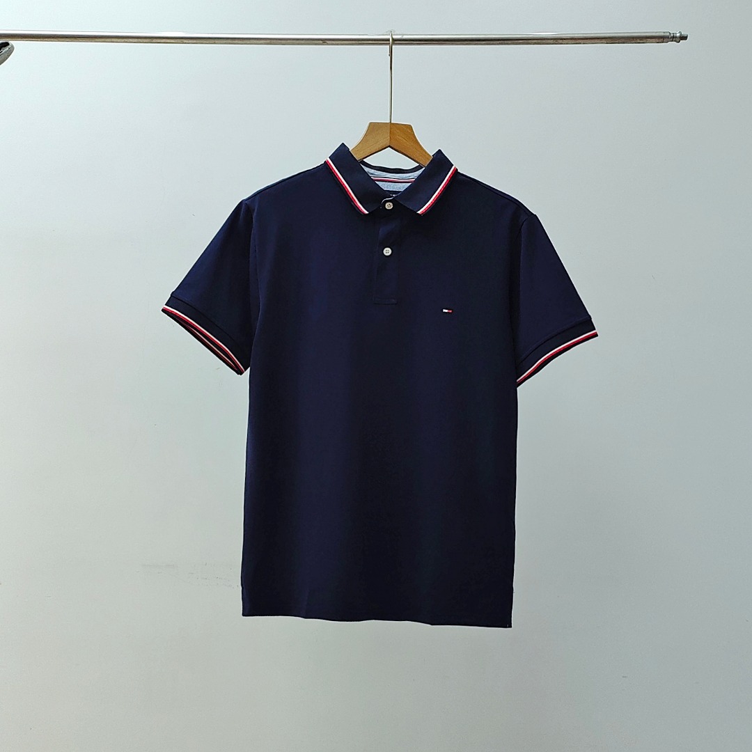 💰115
•汤米polo衫短袖•

TOMMY*2023春夏新品 汤米相色条纹桑蚕丝POLO衫 情侣款夏季简约透气T恤 间色镶边翻领短袖POLO衫 经典小logo撞色领口翻领Polo衫~ 男士T恤 经典简约 休闲商务兼具 精细剪裁 流畅线条 立体有型 定制提花针织螺纹领口袖口 舒适美观耐穿 基础三色五码 这是每年都要复购的一款POLO 一点都不过时 X猫在售 没有一点折扣 纯棉珠地面料 这个大家可以仔细去对比 原厂也是这个成分的面料 六角蜂窝的织法 比普通针织面料更透气 手感更加的细腻柔软 细节感和触感柔更是美妙绝伦 胸前袋饰图标刺绣Logo 运用手工针点技术制作 圆滑厚实尽显精致 纯色扁机领细致不易变型 精湛的工艺感无懈可击 门襟选用聚酯纤维工艺纽扣装饰 大小均匀的圆盘四孔 经典撞色袖口、若隐若现 这一眼瞧上去便知是TOM没错了 此等细微入骨的细节设计 只有真正的贸易品才能达到的高度 看中的赶紧下手 
颜色 / 白色 黑色 藏青 灰色
尺码 / M-3XL 
M/ 衣长67 胸围100 肩宽44 袖长19.5 适合100-125斤 
L/ 衣长69 胸围104 肩宽45 袖长20 适合125-140斤 
XL/ 衣长71 胸围108 肩宽46 袖长20.5适合140-160斤 
2XL/ 衣长73胸围112 肩宽47 袖长21 适合160-180斤 
3XL/ 衣长75 胸围116 肩宽48 袖长21.5 适合180-200斤...