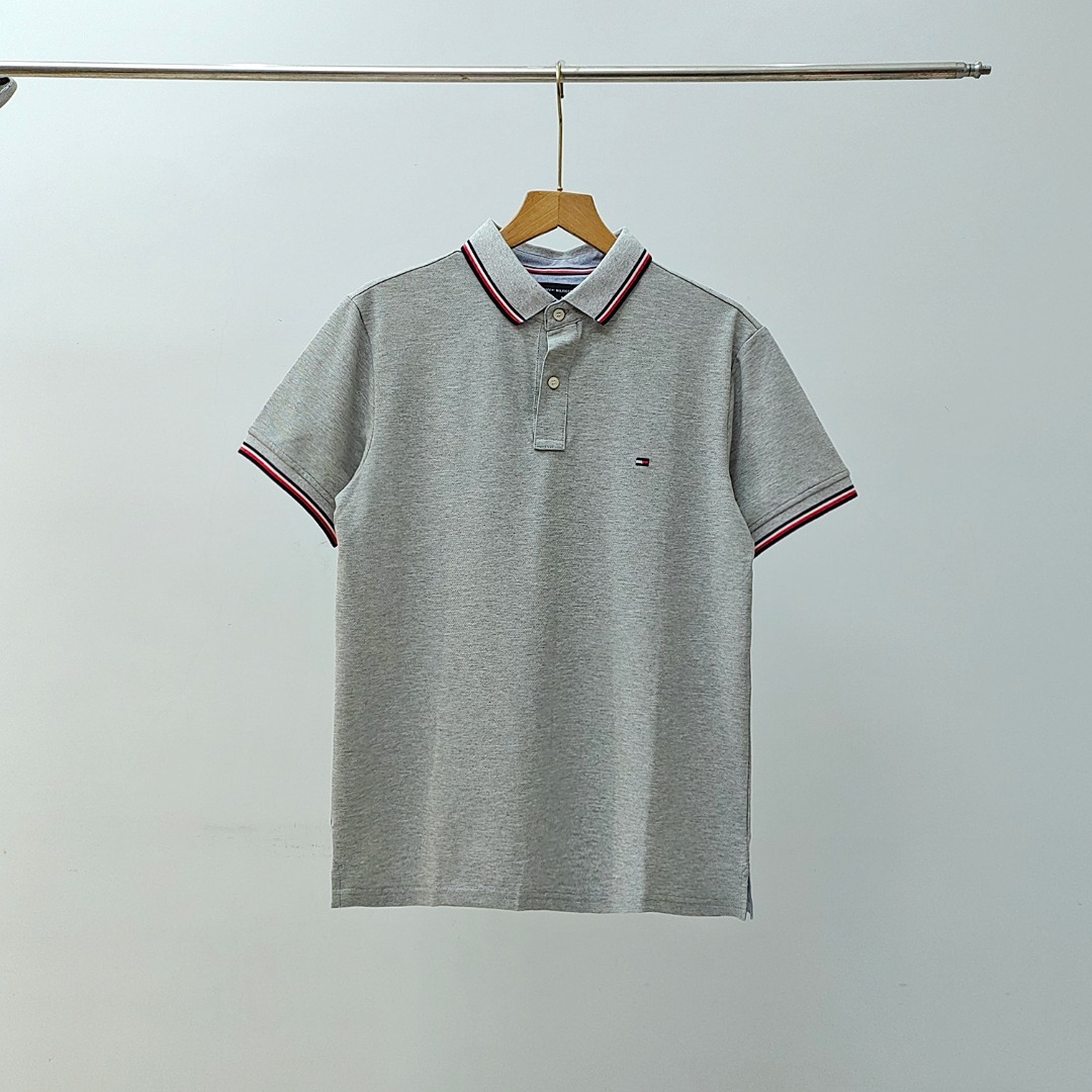 💰115
•汤米polo衫短袖•

TOMMY*2023春夏新品 汤米相色条纹桑蚕丝POLO衫 情侣款夏季简约透气T恤 间色镶边翻领短袖POLO衫 经典小logo撞色领口翻领Polo衫~ 男士T恤 经典简约 休闲商务兼具 精细剪裁 流畅线条 立体有型 定制提花针织螺纹领口袖口 舒适美观耐穿 基础三色五码 这是每年都要复购的一款POLO 一点都不过时 X猫在售 没有一点折扣 纯棉珠地面料 这个大家可以仔细去对比 原厂也是这个成分的面料 六角蜂窝的织法 比普通针织面料更透气 手感更加的细腻柔软 细节感和触感柔更是美妙绝伦 胸前袋饰图标刺绣Logo 运用手工针点技术制作 圆滑厚实尽显精致 纯色扁机领细致不易变型 精湛的工艺感无懈可击 门襟选用聚酯纤维工艺纽扣装饰 大小均匀的圆盘四孔 经典撞色袖口、若隐若现 这一眼瞧上去便知是TOM没错了 此等细微入骨的细节设计 只有真正的贸易品才能达到的高度 看中的赶紧下手 
颜色 / 白色 黑色 藏青 灰色
尺码 / M-3XL 
M/ 衣长67 胸围100 肩宽44 袖长19.5 适合100-125斤 
L/ 衣长69 胸围104 肩宽45 袖长20 适合125-140斤 
XL/ 衣长71 胸围108 肩宽46 袖长20.5适合140-160斤 
2XL/ 衣长73胸围112 肩宽47 袖长21 适合160-180斤 
3XL/ 衣长75 胸围116 肩宽48 袖长21.5 适合180-200斤...