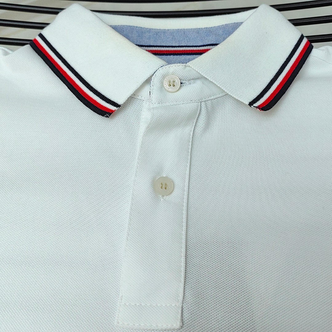 💰115
•汤米polo衫短袖•

TOMMY*2023春夏新品 汤米相色条纹桑蚕丝POLO衫 情侣款夏季简约透气T恤 间色镶边翻领短袖POLO衫 经典小logo撞色领口翻领Polo衫~ 男士T恤 经典简约 休闲商务兼具 精细剪裁 流畅线条 立体有型 定制提花针织螺纹领口袖口 舒适美观耐穿 基础三色五码 这是每年都要复购的一款POLO 一点都不过时 X猫在售 没有一点折扣 纯棉珠地面料 这个大家可以仔细去对比 原厂也是这个成分的面料 六角蜂窝的织法 比普通针织面料更透气 手感更加的细腻柔软 细节感和触感柔更是美妙绝伦 胸前袋饰图标刺绣Logo 运用手工针点技术制作 圆滑厚实尽显精致 纯色扁机领细致不易变型 精湛的工艺感无懈可击 门襟选用聚酯纤维工艺纽扣装饰 大小均匀的圆盘四孔 经典撞色袖口、若隐若现 这一眼瞧上去便知是TOM没错了 此等细微入骨的细节设计 只有真正的贸易品才能达到的高度 看中的赶紧下手 
颜色 / 白色 黑色 藏青 灰色
尺码 / M-3XL 
M/ 衣长67 胸围100 肩宽44 袖长19.5 适合100-125斤 
L/ 衣长69 胸围104 肩宽45 袖长20 适合125-140斤 
XL/ 衣长71 胸围108 肩宽46 袖长20.5适合140-160斤 
2XL/ 衣长73胸围112 肩宽47 袖长21 适合160-180斤 
3XL/ 衣长75 胸围116 肩宽48 袖长21.5 适合180-200斤...