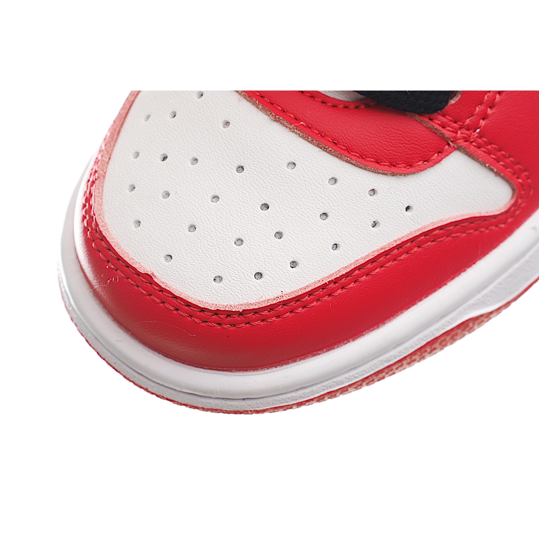 图片[7]-NK Dunk 高帮大勾儿童板鞋 以经过重塑后的元年款版型呈现，并融入机车、汽车和卡车的文化元素，在外观上更加修长挺拔，标志从鞋跟处向外延伸，如同机车排气管，鞋款后侧则饰有凹纹字标印花，同时采用突出的后跟设计以此提升整体包裹性，此外，联名的鞋垫和鞋舌标签也为经典款型增添一抹匠心独具的魅力。 尺码：24-37.5-选品中心