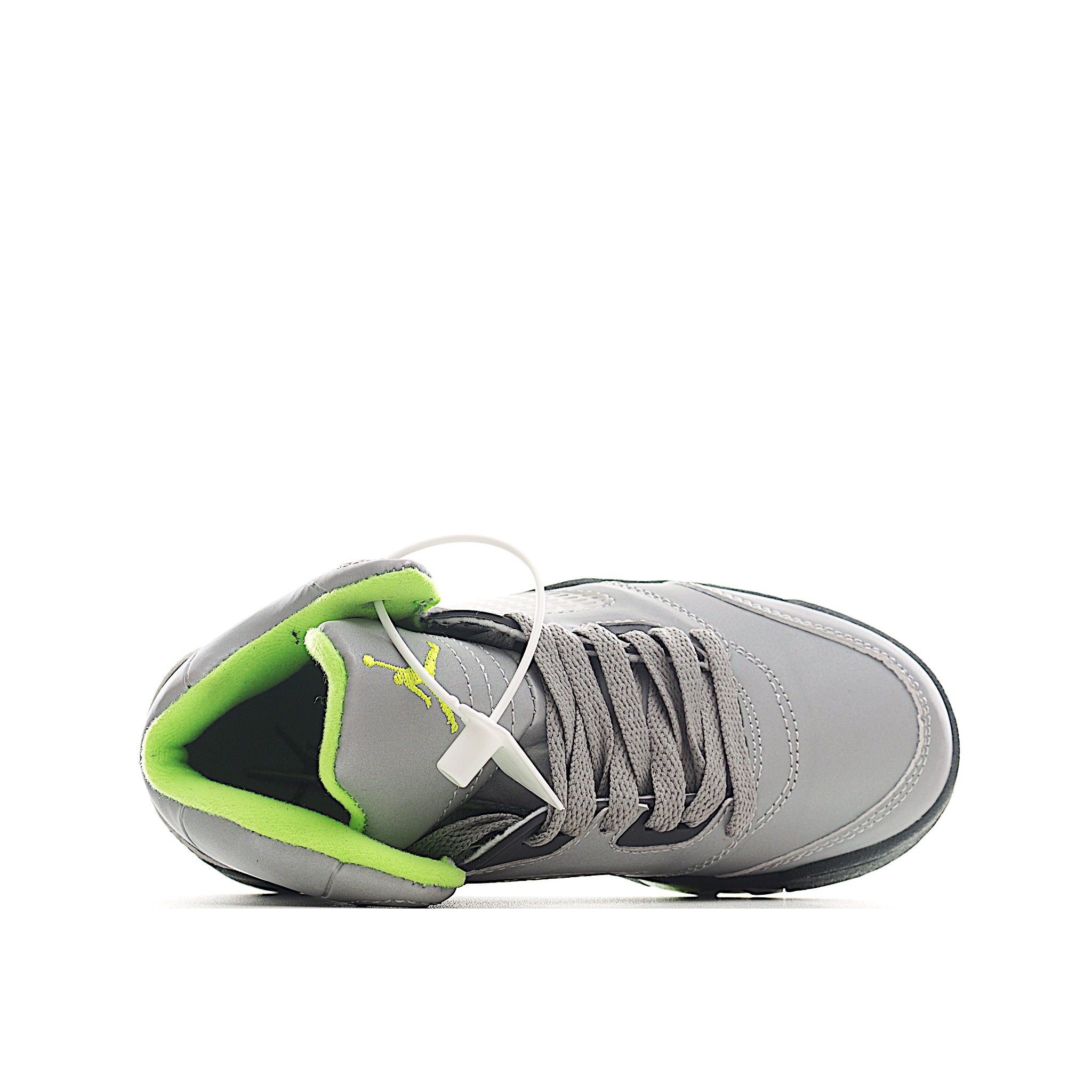 图片[4]-乔5 AJ 5代系带篮球气垫童鞋28-35 该鞋款属于篮球文化鞋，设计以支撑在进行篮球运动时穿着使用，缓震鞋口和人字形鞋底防滑，鞋面采用牛皮革、橡塑材料等多种材料拼接（缝/车线）而成-选品中心