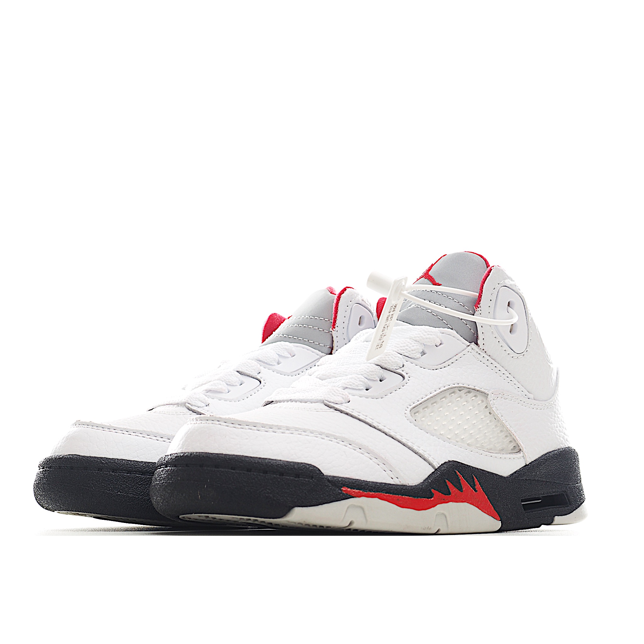 图片[2]-乔5 AJ 5代系带篮球气垫童鞋28-35 该鞋款属于篮球文化鞋，设计以支撑在进行篮球运动时穿着使用，缓震鞋口和人字形鞋底防滑，鞋面采用牛皮革、橡塑材料等多种材料拼接（缝/车线）而成-选品中心