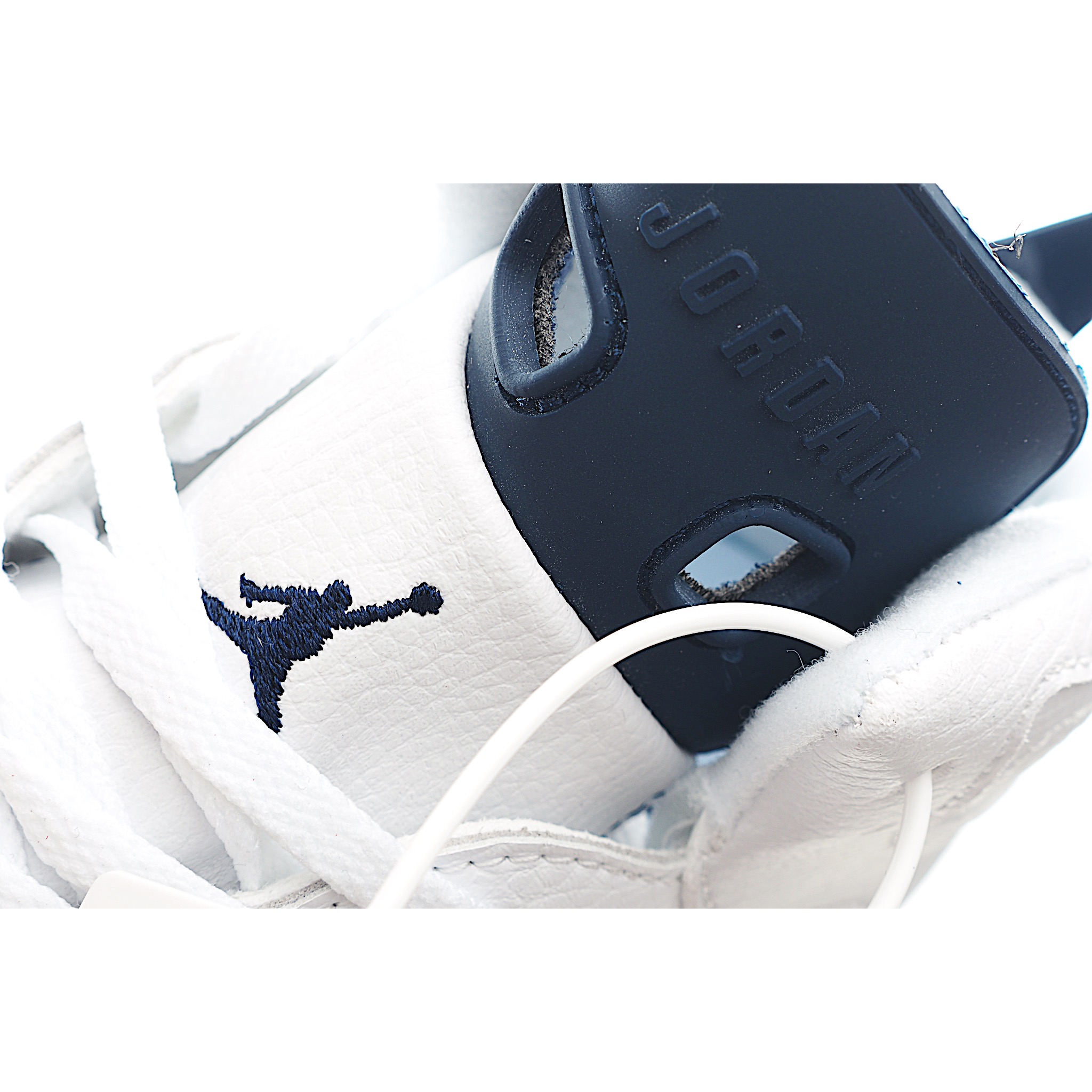 图片[8]-AJ 6代乔六高帮篮球气垫童鞋28-35 AJ 6 复刻大童运动童鞋采用优质鞋面，承袭令其享誉盛名的经典外观设计。穿孔设计，为孩子提供透气舒适的运动体验。-选品中心