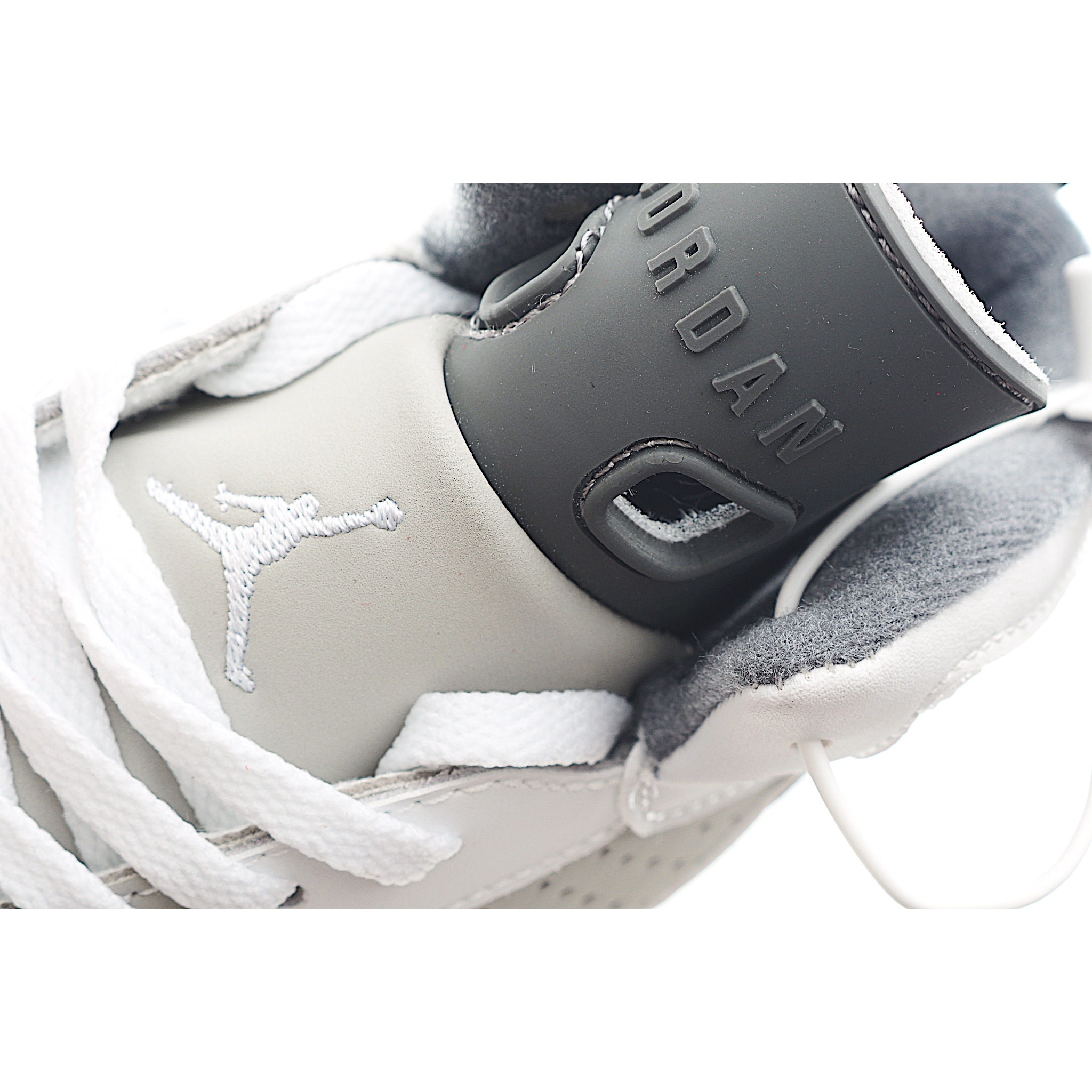 图片[8]-AJ 6代乔六高帮篮球气垫童鞋28-35 AJ 6 复刻大童运动童鞋采用优质鞋面，承袭令其享誉盛名的经典外观设计。穿孔设计，为孩子提供透气舒适的运动体验。-选品中心