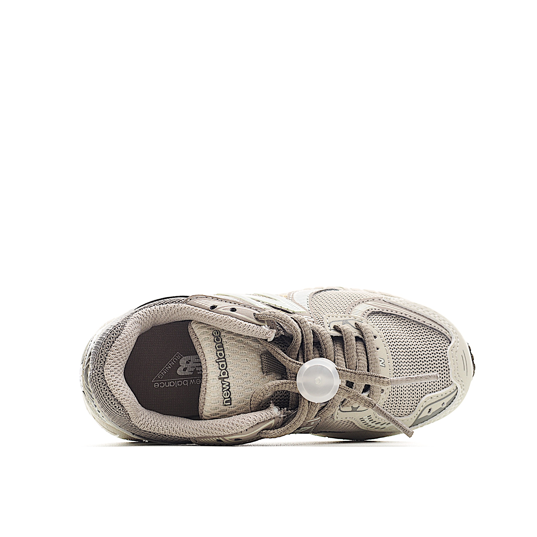 图片[4]-NB 860 系带运动儿童跑鞋 这款儿童运动鞋展现经典的复古风格，是越野风格的科技感十足，保证为你的脚步做好准备。现代技术和 AB ® 缓震提供舒适和支撑，而透气的网眼和闪亮的金属覆盖层相结合，赋予它们不容错过的未来主义优势。饰有醒目的徽标品牌标识，增添风格。 货号：KS2 尺码：24-37.5-选品中心