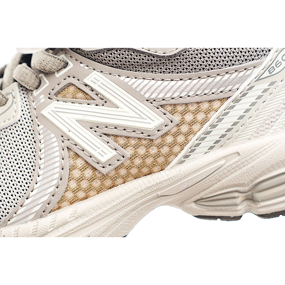 图片[9]-NB 860 系带运动儿童跑鞋 这款儿童运动鞋展现经典的复古风格，是越野风格的科技感十足，保证为你的脚步做好准备。现代技术和 AB ® 缓震提供舒适和支撑，而透气的网眼和闪亮的金属覆盖层相结合，赋予它们不容错过的未来主义优势。饰有醒目的徽标品牌标识，增添风格。 货号：KS2 尺码：24-37.5-选品中心