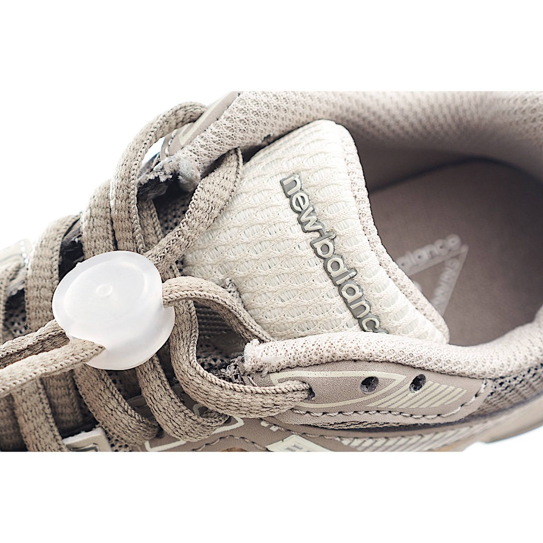 图片[8]-NB 860 系带运动儿童跑鞋 这款儿童运动鞋展现经典的复古风格，是越野风格的科技感十足，保证为你的脚步做好准备。现代技术和 AB ® 缓震提供舒适和支撑，而透气的网眼和闪亮的金属覆盖层相结合，赋予它们不容错过的未来主义优势。饰有醒目的徽标品牌标识，增添风格。 货号：KS2 尺码：24-37.5-选品中心