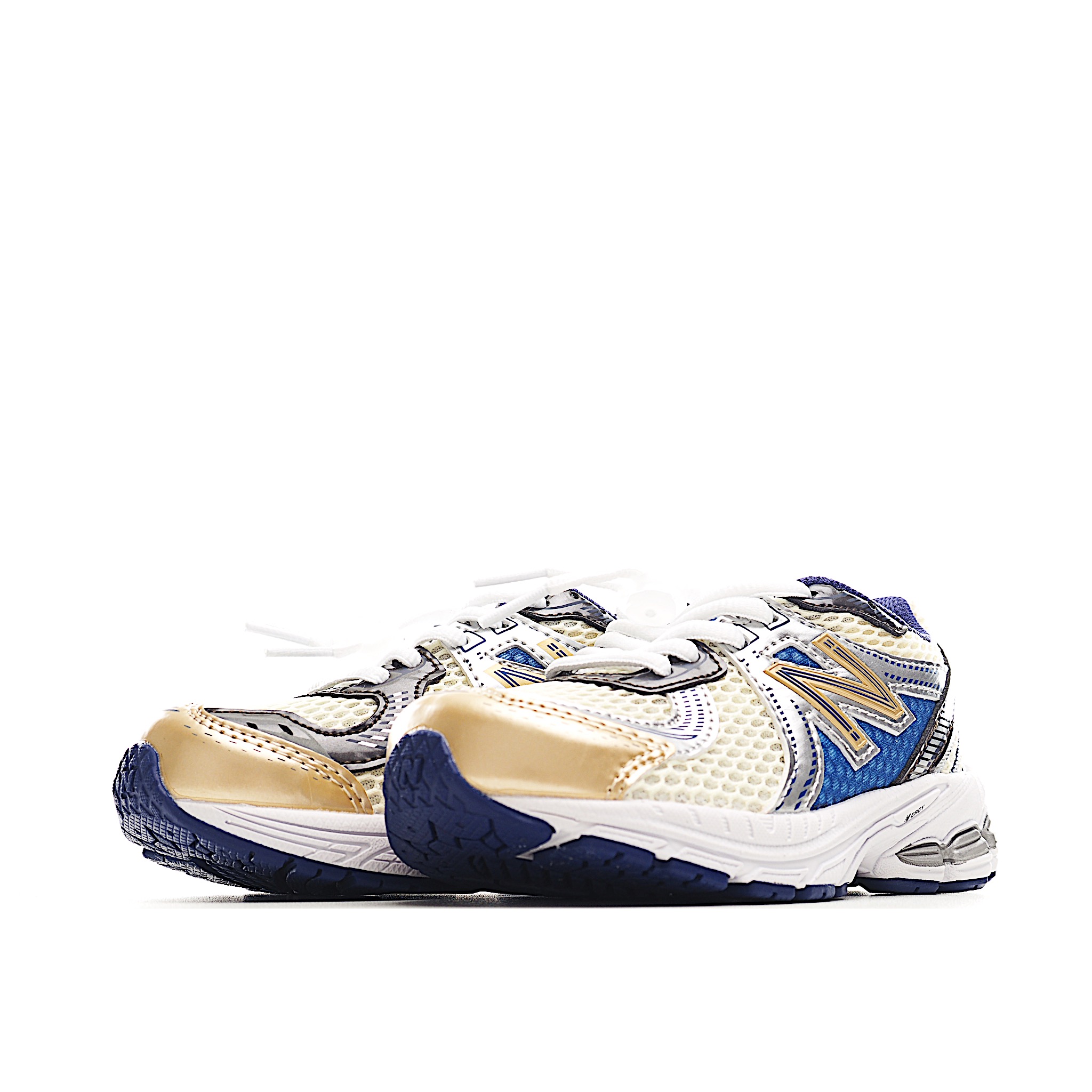 图片[2]-NB 860 系带运动儿童跑鞋 这款儿童运动鞋展现经典的复古风格，是越野风格的科技感十足，保证为你的脚步做好准备。现代技术和 AB ® 缓震提供舒适和支撑，而透气的网眼和闪亮的金属覆盖层相结合，赋予它们不容错过的未来主义优势。饰有醒目的徽标品牌标识，增添风格。 货号：AM2 尺码：24-37.5-选品中心