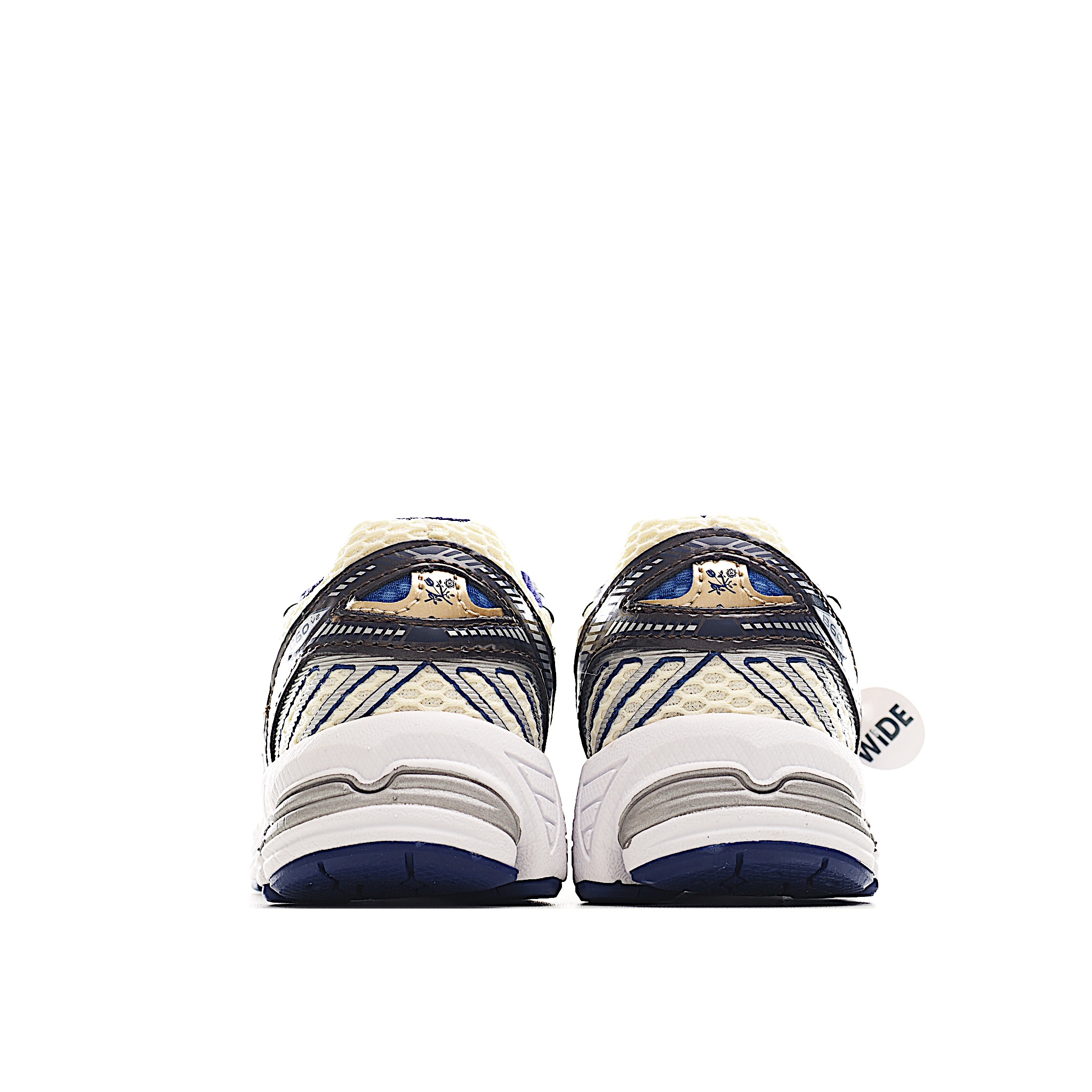 图片[5]-NB 860 系带运动儿童跑鞋 这款儿童运动鞋展现经典的复古风格，是越野风格的科技感十足，保证为你的脚步做好准备。现代技术和 AB ® 缓震提供舒适和支撑，而透气的网眼和闪亮的金属覆盖层相结合，赋予它们不容错过的未来主义优势。饰有醒目的徽标品牌标识，增添风格。 货号：AM2 尺码：24-37.5-选品中心