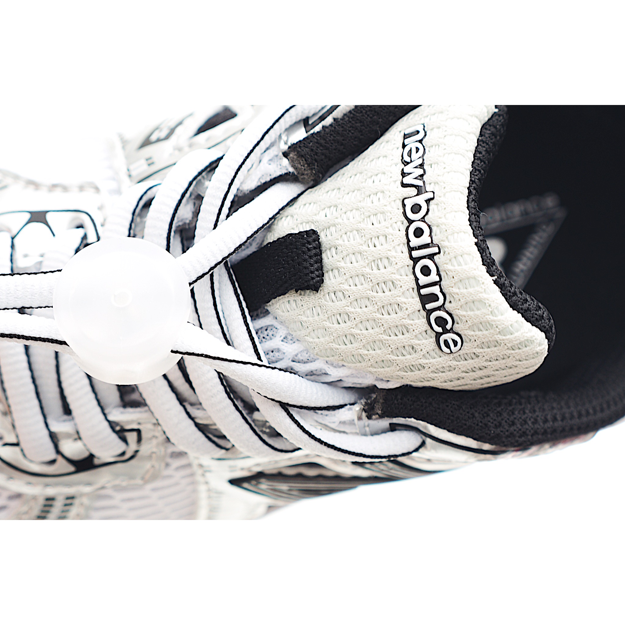 图片[8]-NB 860 系带运动儿童跑鞋 这款儿童运动鞋展现经典的复古风格，是越野风格的科技感十足，保证为你的脚步做好准备。现代技术和 AB ® 缓震提供舒适和支撑，而透气的网眼和闪亮的金属覆盖层相结合，赋予它们不容错过的未来主义优势。饰有醒目的徽标品牌标识，增添风格。 货号：XO 尺码：24-37.5-选品中心