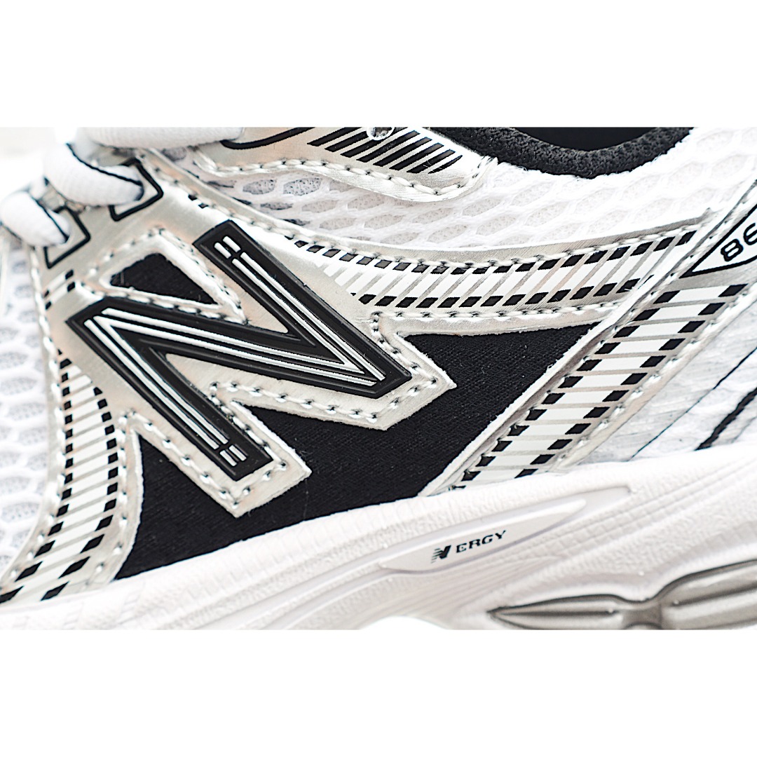 图片[9]-NB 860 系带运动儿童跑鞋 这款儿童运动鞋展现经典的复古风格，是越野风格的科技感十足，保证为你的脚步做好准备。现代技术和 AB ® 缓震提供舒适和支撑，而透气的网眼和闪亮的金属覆盖层相结合，赋予它们不容错过的未来主义优势。饰有醒目的徽标品牌标识，增添风格。 货号：XO 尺码：24-37.5-选品中心