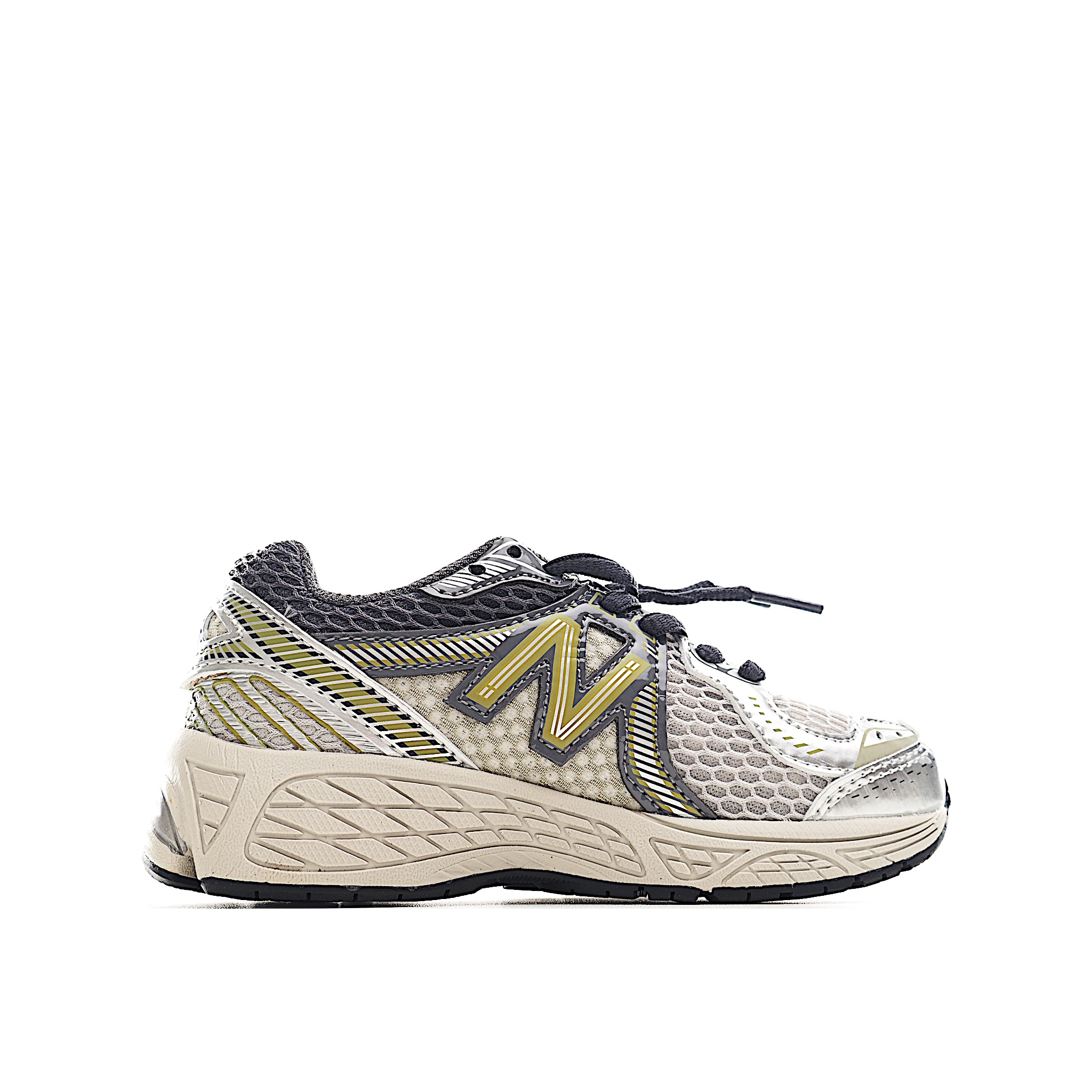 图片[3]-NB 860 系带运动儿童跑鞋 这款儿童运动鞋展现经典的复古风格，是越野风格的科技感十足，保证为你的脚步做好准备。现代技术和 AB ® 缓震提供舒适和支撑，而透气的网眼和闪亮的金属覆盖层相结合，赋予它们不容错过的未来主义优势。饰有醒目的徽标品牌标识，增添风格。 货号：KP2 尺码：24-37.5-选品中心