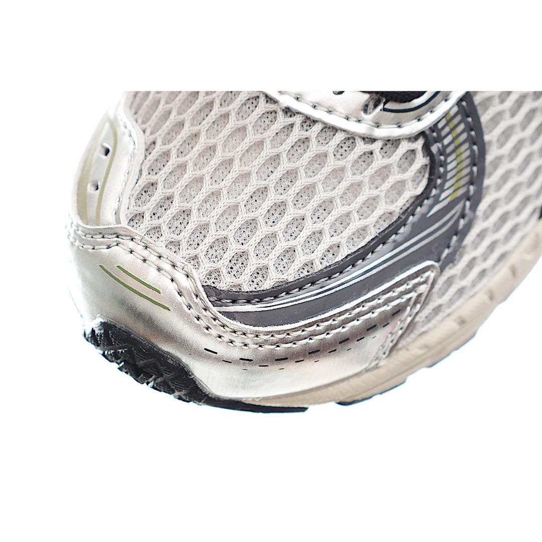 图片[7]-NB 860 系带运动儿童跑鞋 这款儿童运动鞋展现经典的复古风格，是越野风格的科技感十足，保证为你的脚步做好准备。现代技术和 AB ® 缓震提供舒适和支撑，而透气的网眼和闪亮的金属覆盖层相结合，赋予它们不容错过的未来主义优势。饰有醒目的徽标品牌标识，增添风格。 货号：KP2 尺码：24-37.5-选品中心