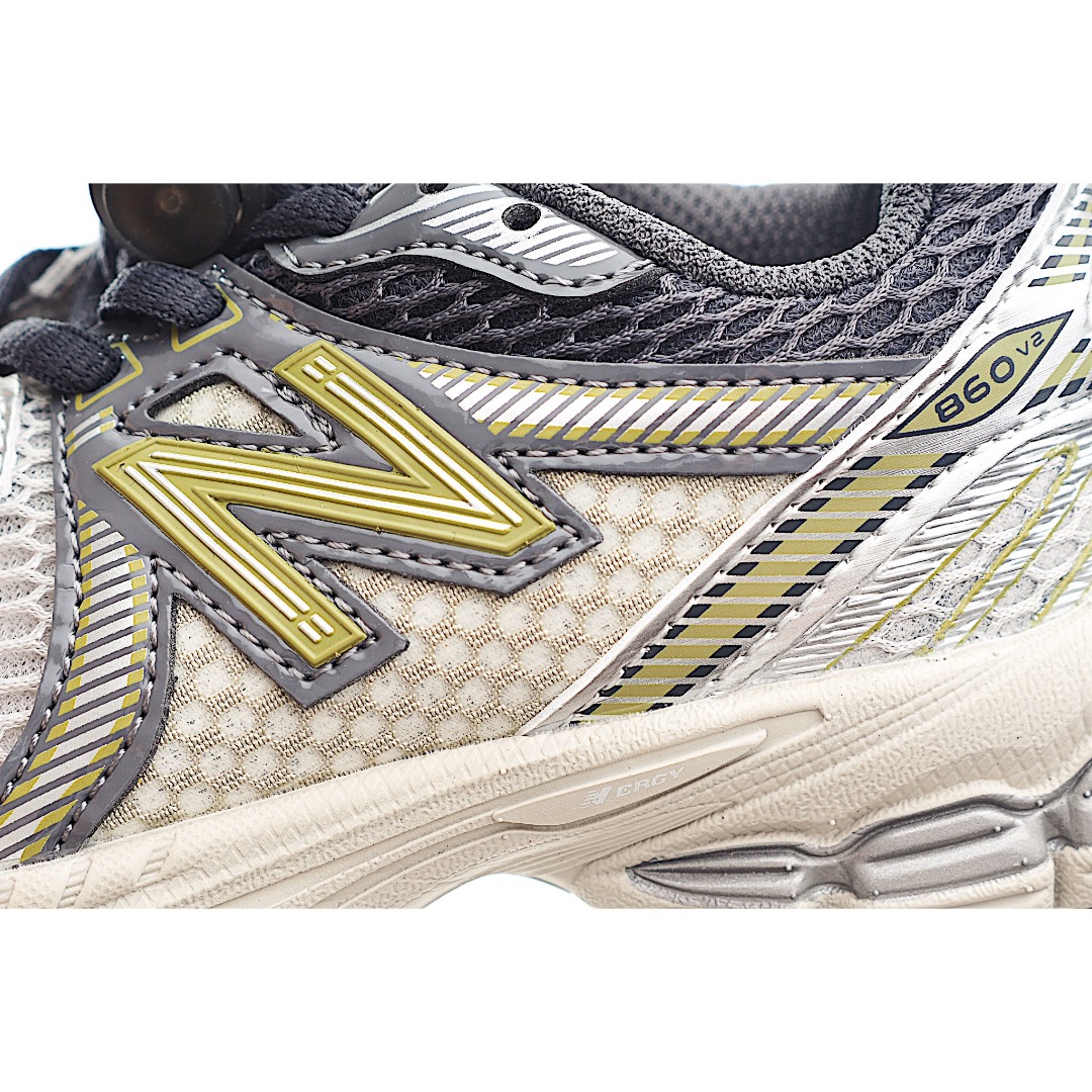 图片[9]-NB 860 系带运动儿童跑鞋 这款儿童运动鞋展现经典的复古风格，是越野风格的科技感十足，保证为你的脚步做好准备。现代技术和 AB ® 缓震提供舒适和支撑，而透气的网眼和闪亮的金属覆盖层相结合，赋予它们不容错过的未来主义优势。饰有醒目的徽标品牌标识，增添风格。 货号：KP2 尺码：24-37.5-选品中心