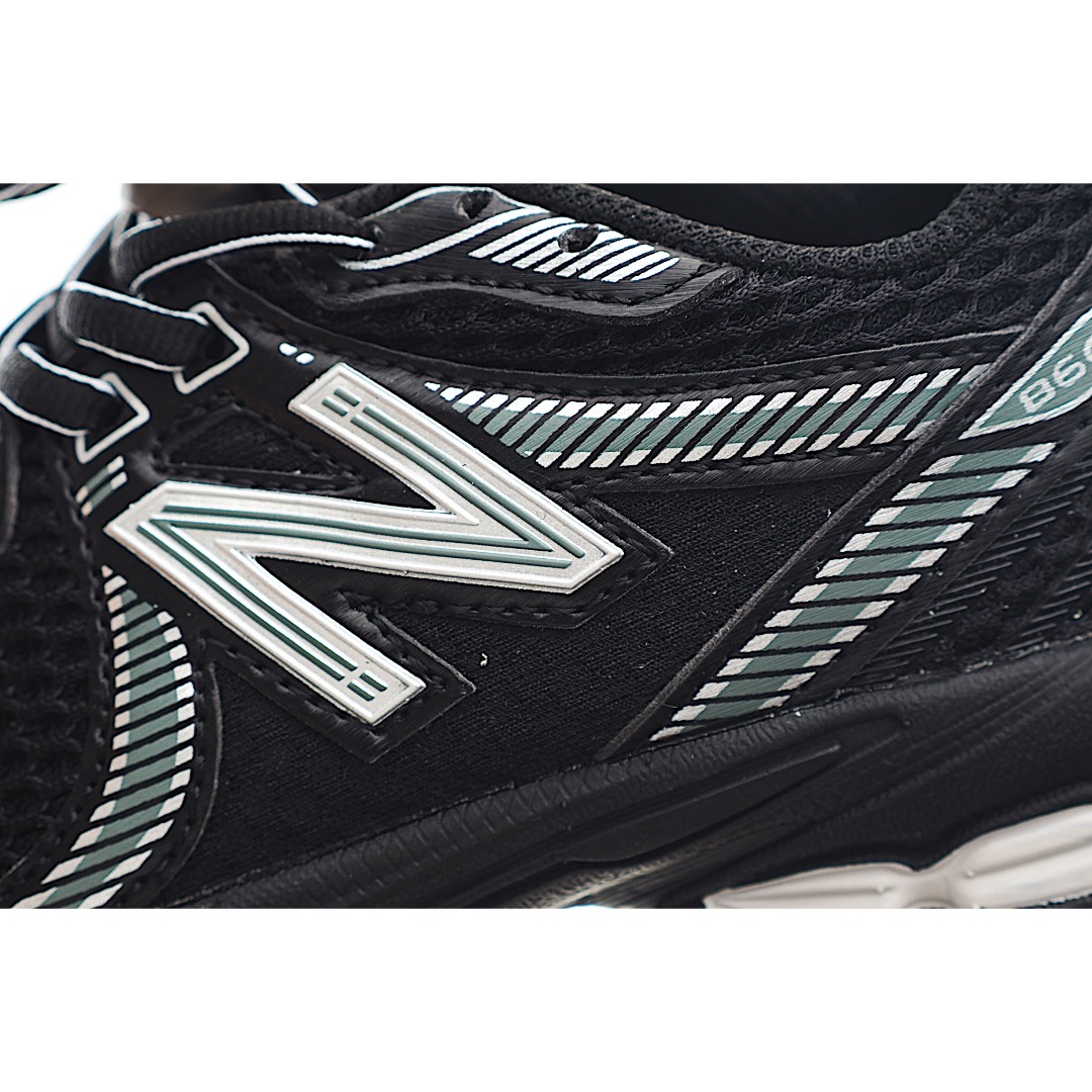 图片[9]-NB 860 系带运动儿童跑鞋 这款儿童运动鞋展现经典的复古风格，是越野风格的科技感十足，保证为你的脚步做好准备。现代技术和 AB ® 缓震提供舒适和支撑，而透气的网眼和闪亮的金属覆盖层相结合，赋予它们不容错过的未来主义优势。饰有醒目的徽标品牌标识，增添风格。 货号：XC 尺码：24-37.5-选品中心