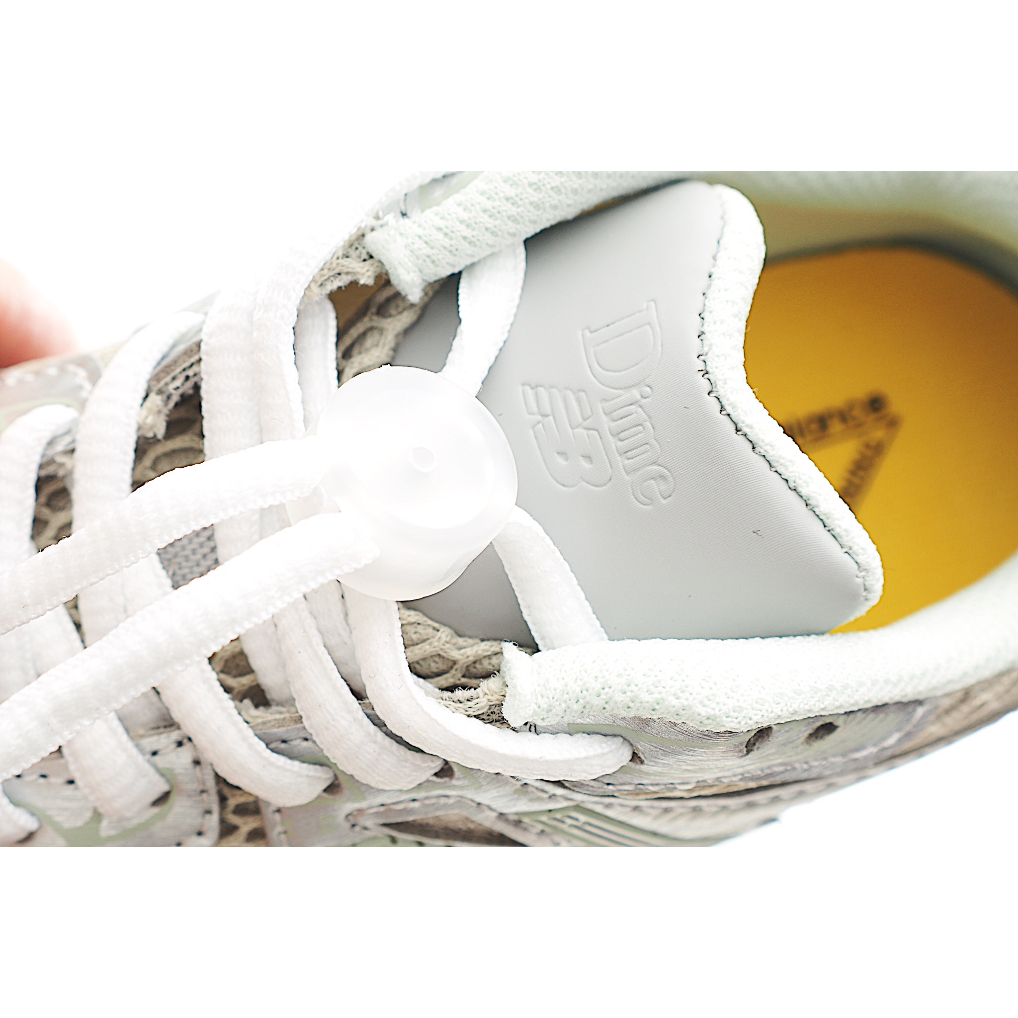 图片[8]-NB 860 系带运动儿童跑鞋 这款儿童运动鞋展现经典的复古风格，是越野风格的科技感十足，保证为你的脚步做好准备。现代技术和 AB ® 缓震提供舒适和支撑，而透气的网眼和闪亮的金属覆盖层相结合，赋予它们不容错过的未来主义优势。饰有醒目的徽标品牌标识，增添风格。 货号：OE2 尺码：24-37.5-选品中心