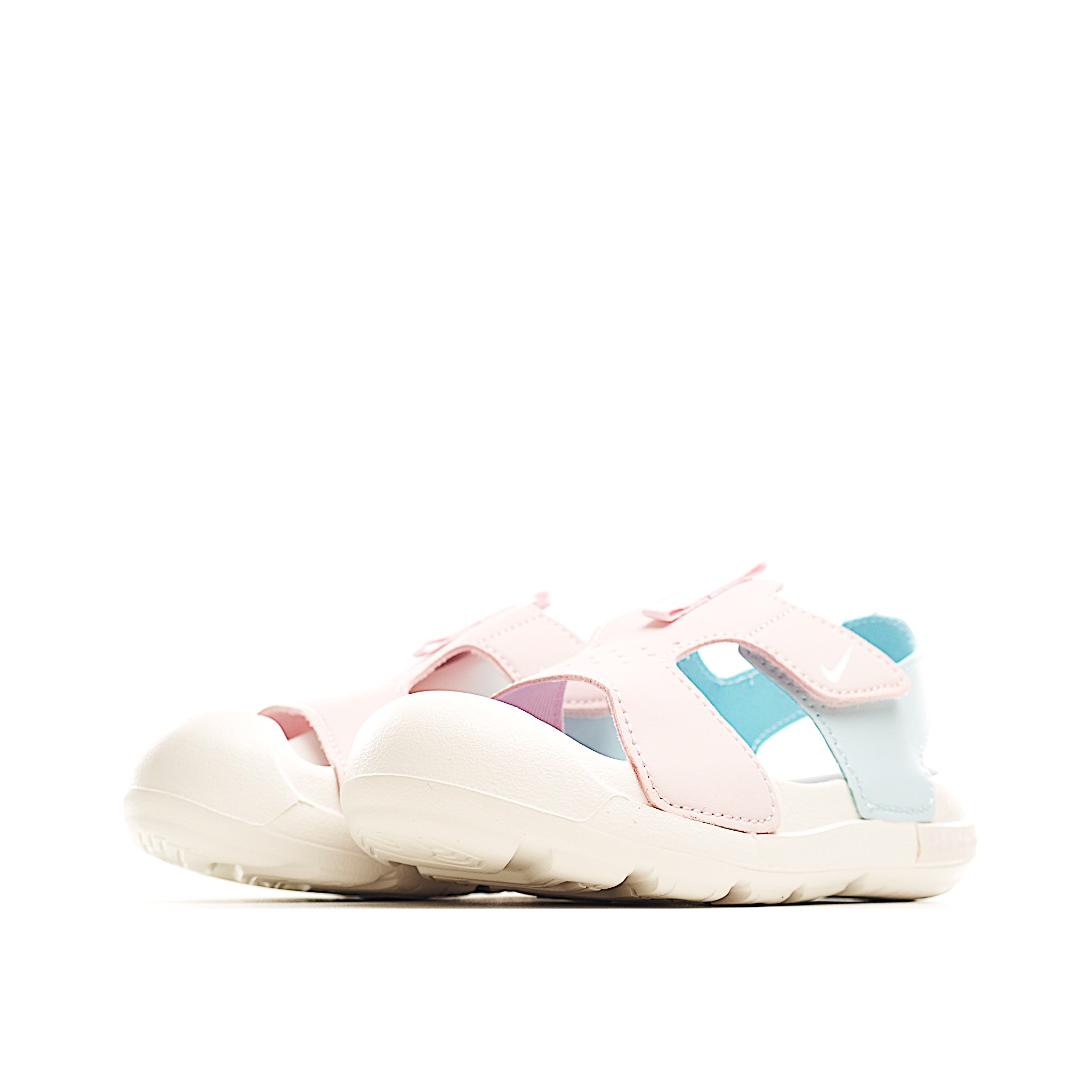 图片[2]-NK 包头飞机耳魔术贴儿童凉鞋 粉拼色 采用鞋头包覆设计，并搭载富有抓地力的外底，堪称户外畅玩的理想之选。配搭柔软的泡绵缓震设计，可随孩子的双足伸展弯曲。魔术贴粘扣固定带，便于穿脱；鞋面开口设计，赋予稚嫩双足透气感受。 尺码：22-35 货号：7006-选品中心