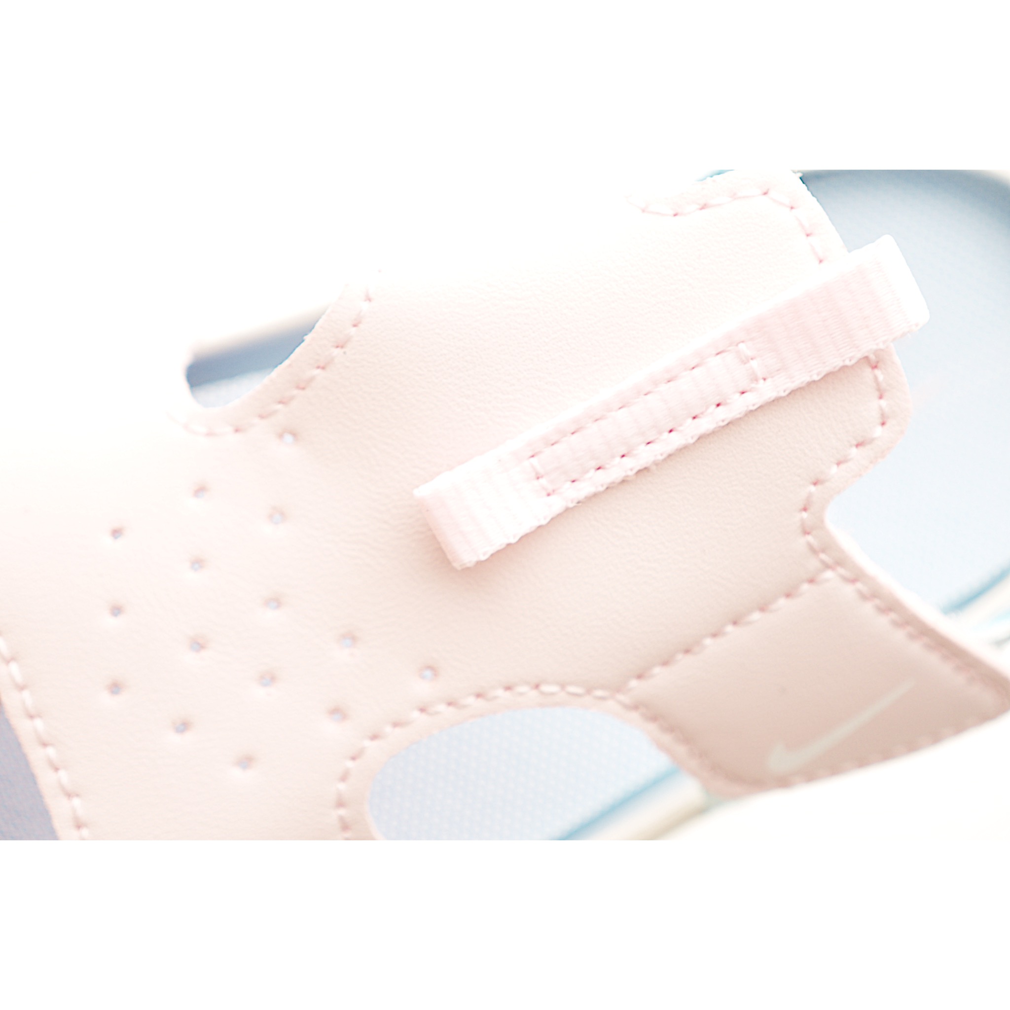 图片[8]-NK 包头飞机耳魔术贴儿童凉鞋 粉拼色 采用鞋头包覆设计，并搭载富有抓地力的外底，堪称户外畅玩的理想之选。配搭柔软的泡绵缓震设计，可随孩子的双足伸展弯曲。魔术贴粘扣固定带，便于穿脱；鞋面开口设计，赋予稚嫩双足透气感受。 尺码：22-35 货号：7006-选品中心