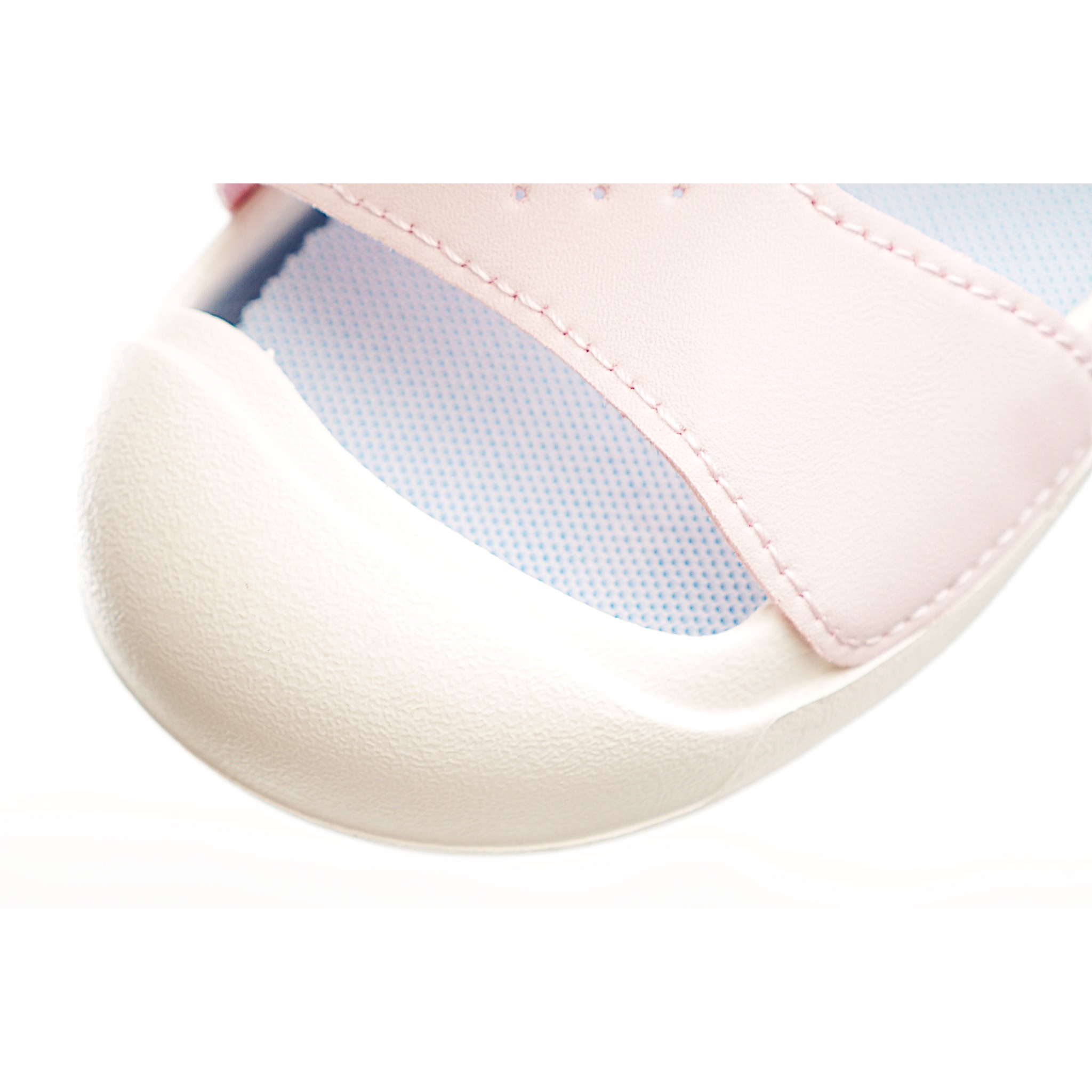 图片[7]-NK 包头飞机耳魔术贴儿童凉鞋 粉拼色 采用鞋头包覆设计，并搭载富有抓地力的外底，堪称户外畅玩的理想之选。配搭柔软的泡绵缓震设计，可随孩子的双足伸展弯曲。魔术贴粘扣固定带，便于穿脱；鞋面开口设计，赋予稚嫩双足透气感受。 尺码：22-35 货号：7006-选品中心