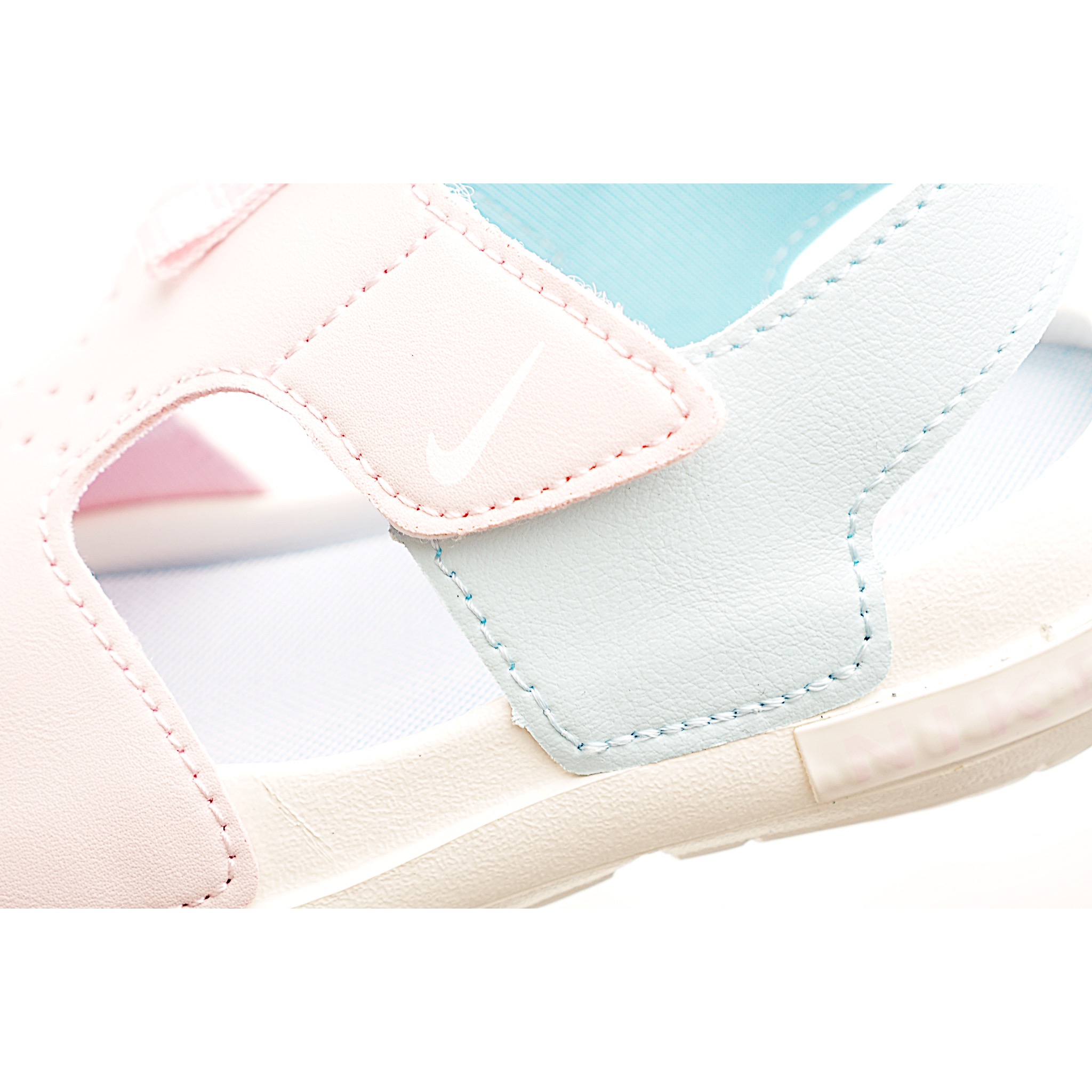 图片[9]-NK 包头飞机耳魔术贴儿童凉鞋 粉拼色 采用鞋头包覆设计，并搭载富有抓地力的外底，堪称户外畅玩的理想之选。配搭柔软的泡绵缓震设计，可随孩子的双足伸展弯曲。魔术贴粘扣固定带，便于穿脱；鞋面开口设计，赋予稚嫩双足透气感受。 尺码：22-35 货号：7006-选品中心