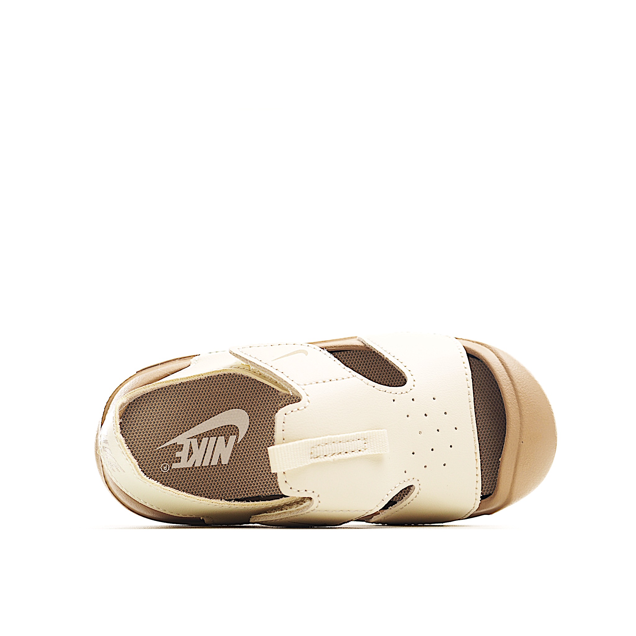 图片[4]-NK 包头飞机耳魔术贴儿童凉鞋 米杏色 采用鞋头包覆设计，并搭载富有抓地力的外底，堪称户外畅玩的理想之选。配搭柔软的泡绵缓震设计，可随孩子的双足伸展弯曲。魔术贴粘扣固定带，便于穿脱；鞋面开口设计，赋予稚嫩双足透气感受。 尺码：22-35 货号：7002-选品中心