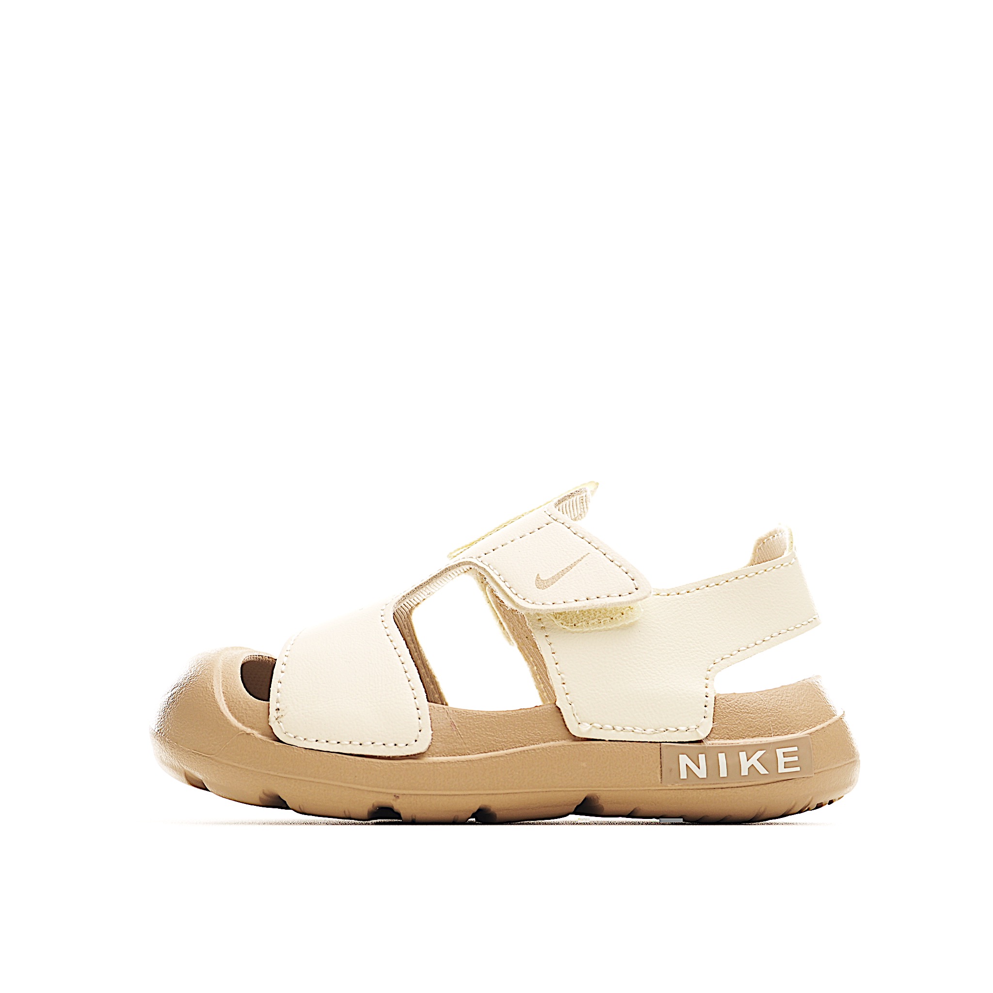 NK 包头飞机耳魔术贴儿童凉鞋 米杏色 采用鞋头包覆设计，并搭载富有抓地力的外底，堪称户外畅玩的理想之选。配搭柔软的泡绵缓震设计，可随孩子的双足伸展弯曲。魔术贴粘扣固定带，便于穿脱；鞋面开口设计，赋予稚嫩双足透气感受。 尺码：22-35 货号：7002-选品中心